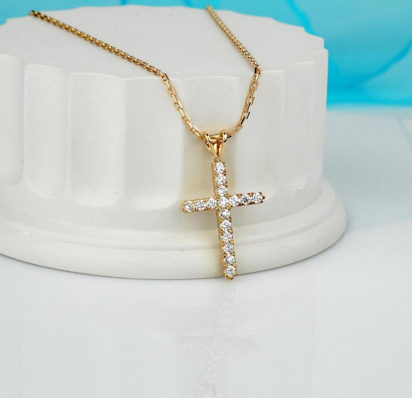 Collana con croce in oro 14k. Croce in oro massiccio con pietre. Ciondolo con croce di diamanti. Collana con croce per donna. Ciondolo con diamanti. R