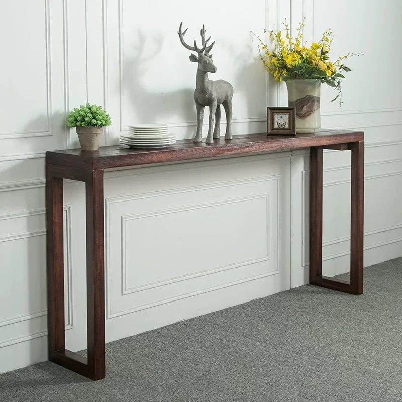 Beistelltisch aus massivem Holz an der Wand. Einfaches, modernes Design, Regal für Eingangsbereich, Sofa, Aufbewahrungsregal