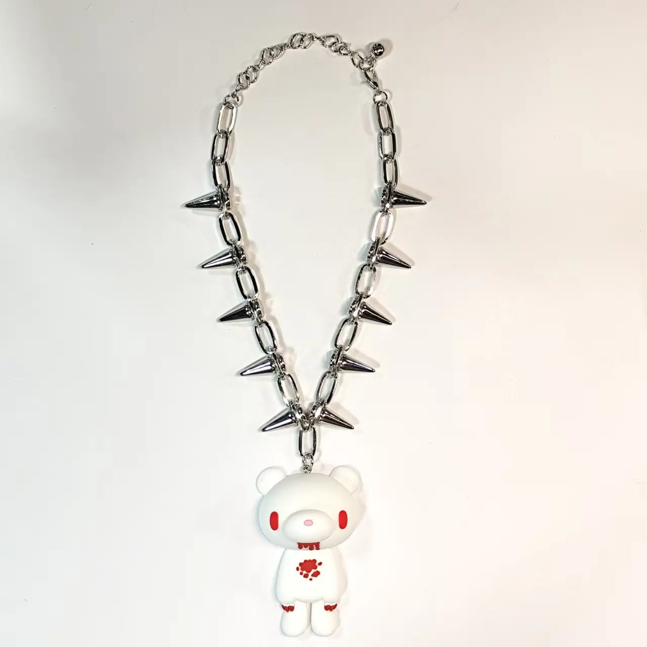 Halskette mit Stachelkette und einem weißen Bärenanhänger. Edgy und süß. Image