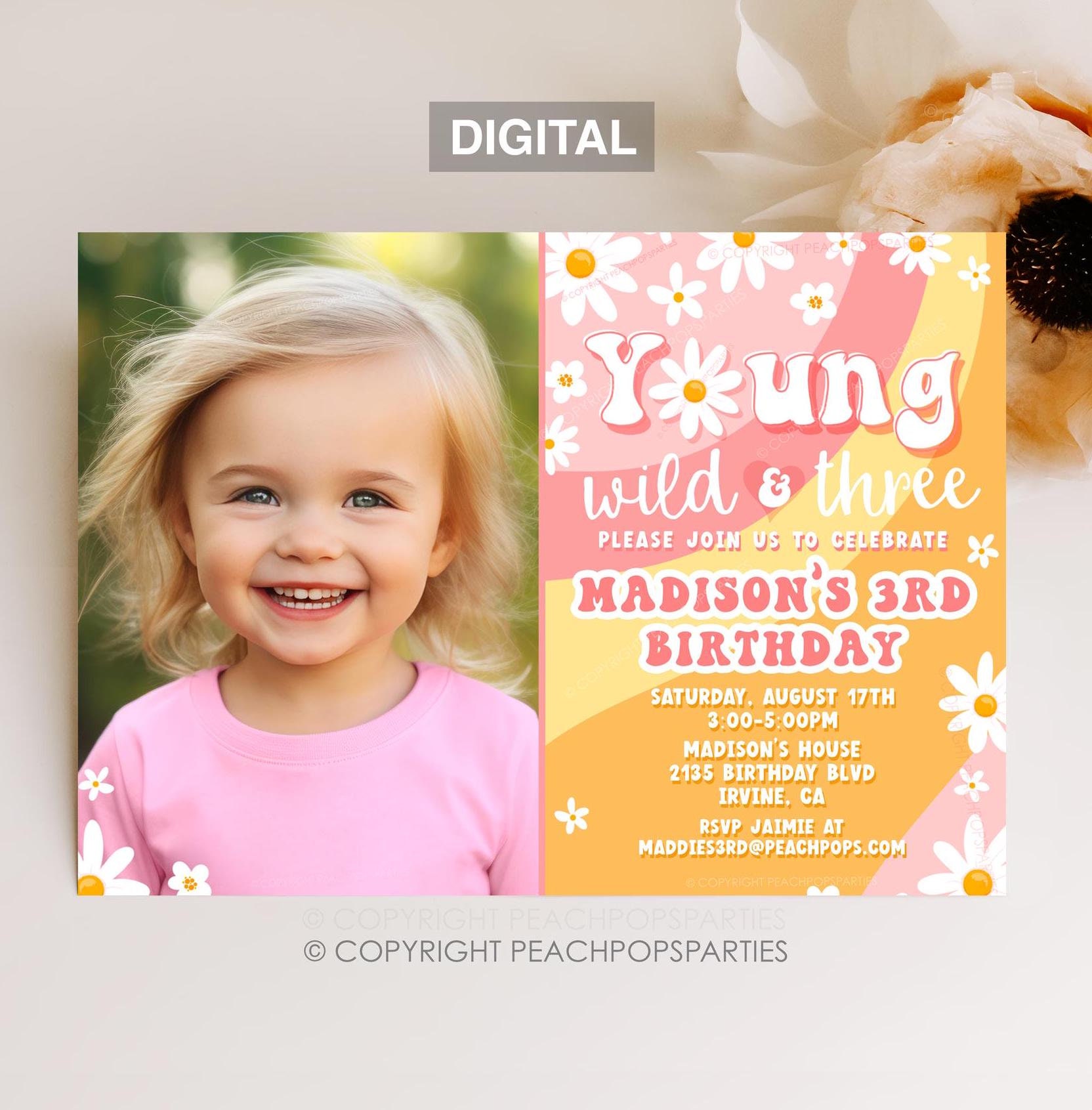 Invito di compleanno modificabile Daisy Boho Young Wild Three Party FOTO Invite 3rd Groovy Retro anni '70 Hippie DIGITALE 7x5 Modificabile QUALSIASI e