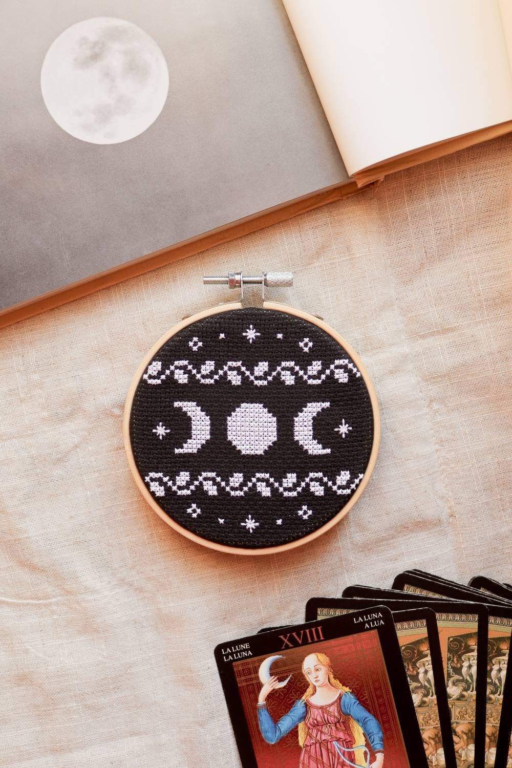 Schema punto croce luna, schema punto croce stregonesco, schema punto croce monocromatico,schema punto croce piccolo, schema punto croce pdf