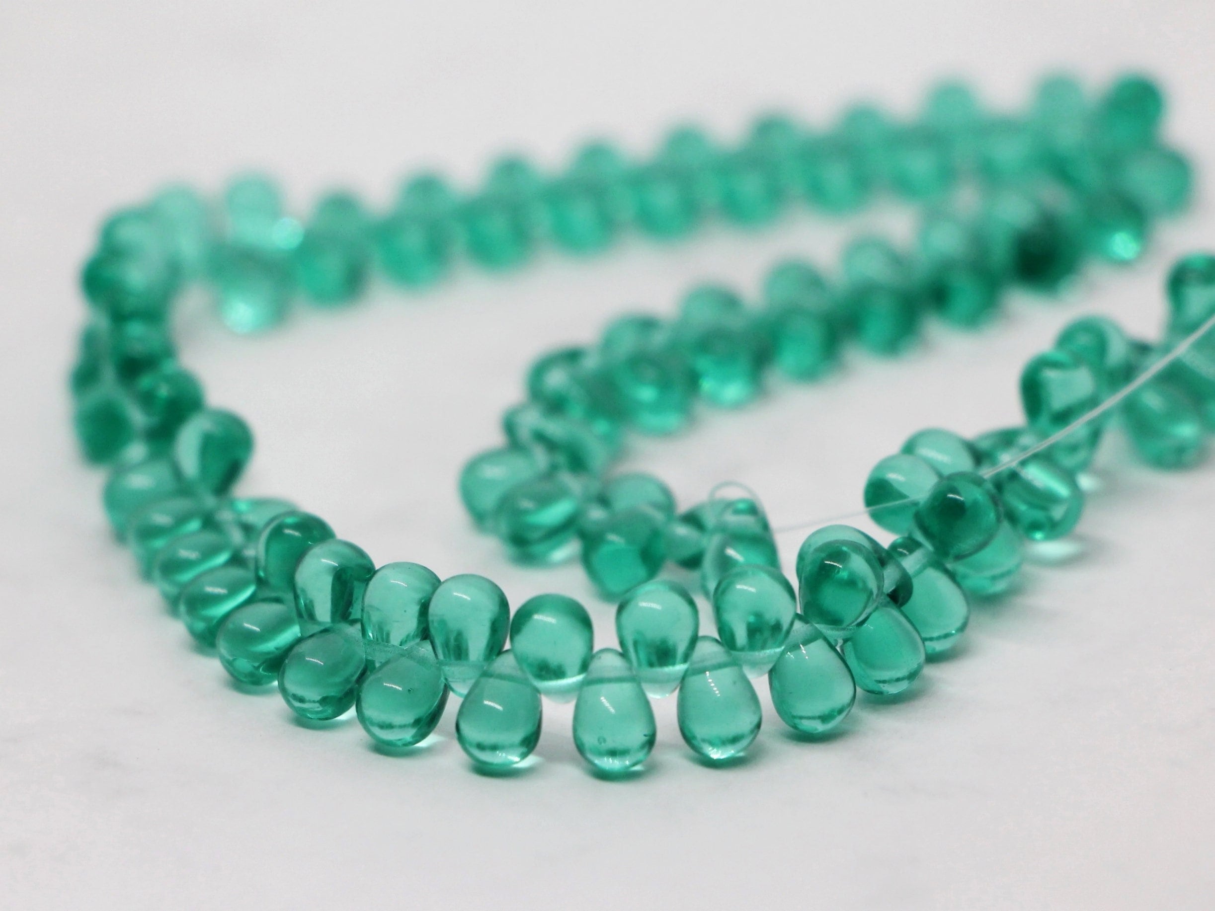 50 gocce di vetro ceco color verde acqua 4 x 6 mm, piccole gocce, perline di vetro briolette color verde acqua