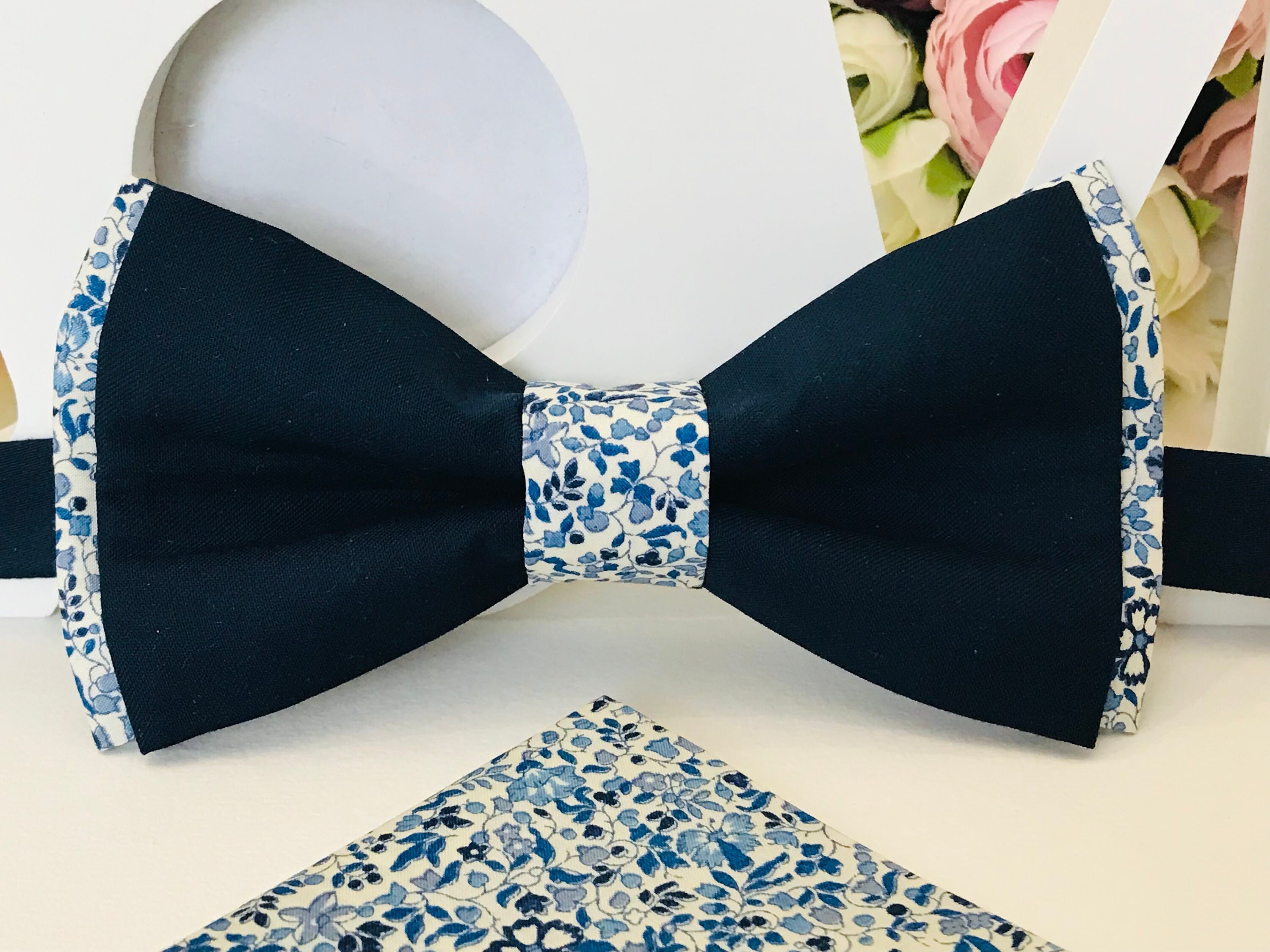 Papillon doppio in tessuto blu Liberty Katie e Millie e tessuto blu navy semplice / Adulto/Bambino/Neonato / Abito tascabile