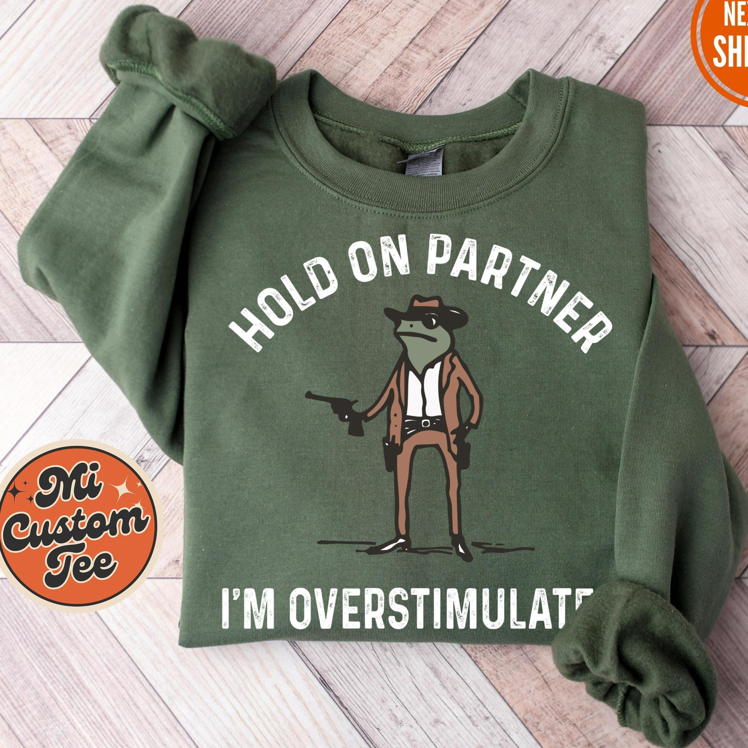 Felpa Hold On Partner Im Overstimulated, Felpa Cowboy Frog, Felpa con cappuccio Cowboy Frog Unhinged, Felpa con animali carini, Felpa divertente con r