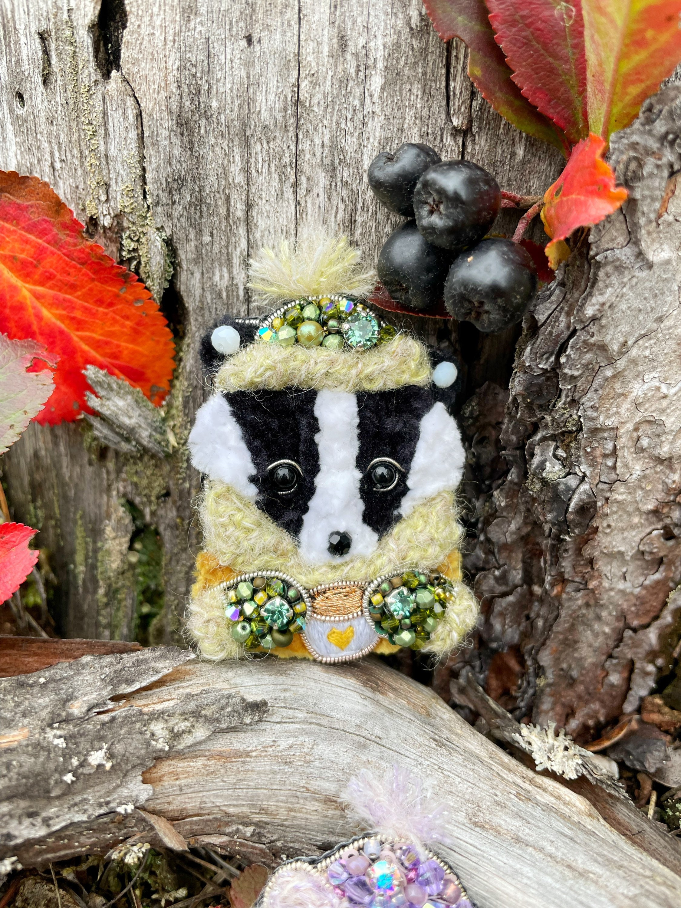 Spilla con perline, spilla fatta a mano, spilla animale, bellissima spilla, tasso spilla ricamato, spilla invernale, tasso spilla, tasso spilla