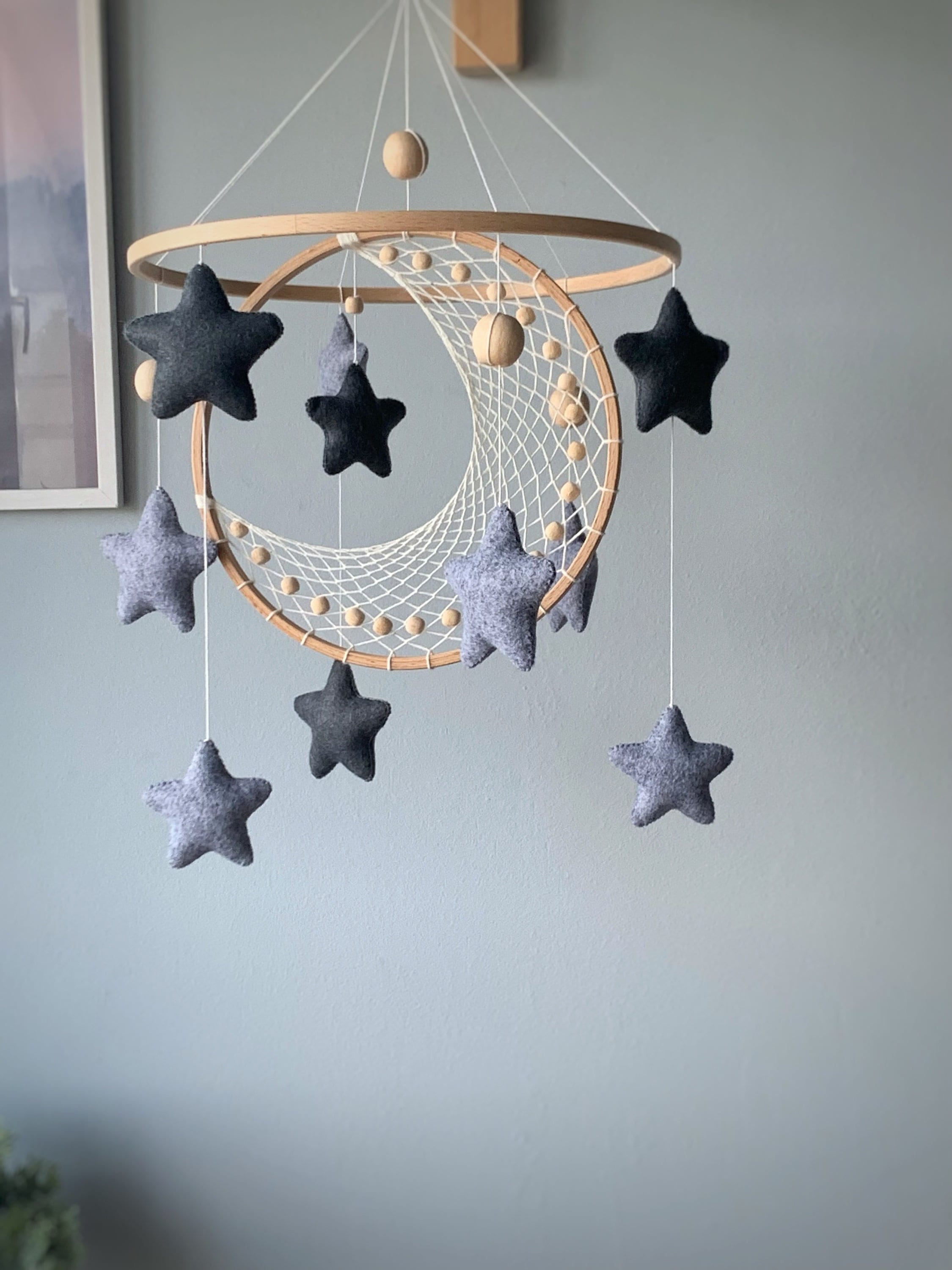 Giostrina per culla con luna e stelle, giostrina per neonati in macramè, giostrina per neonati neutra, giostrina per neonati a tema spaziale, giostrin