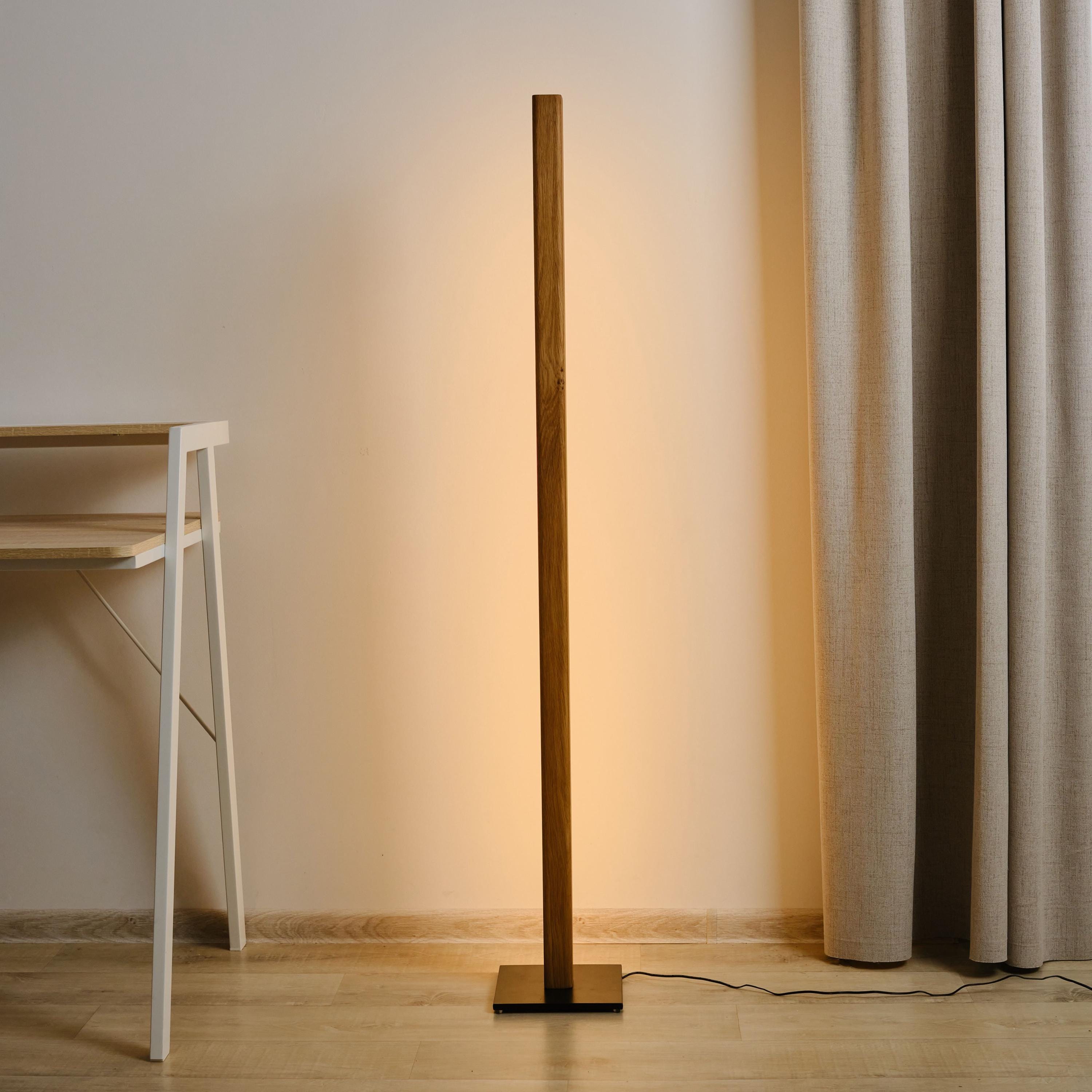 Lampada da terra - Faros, lampada da terra moderna, lampada da terra insolita, lampada da terra in legno massello, lampada da terra a LED, rovere mass