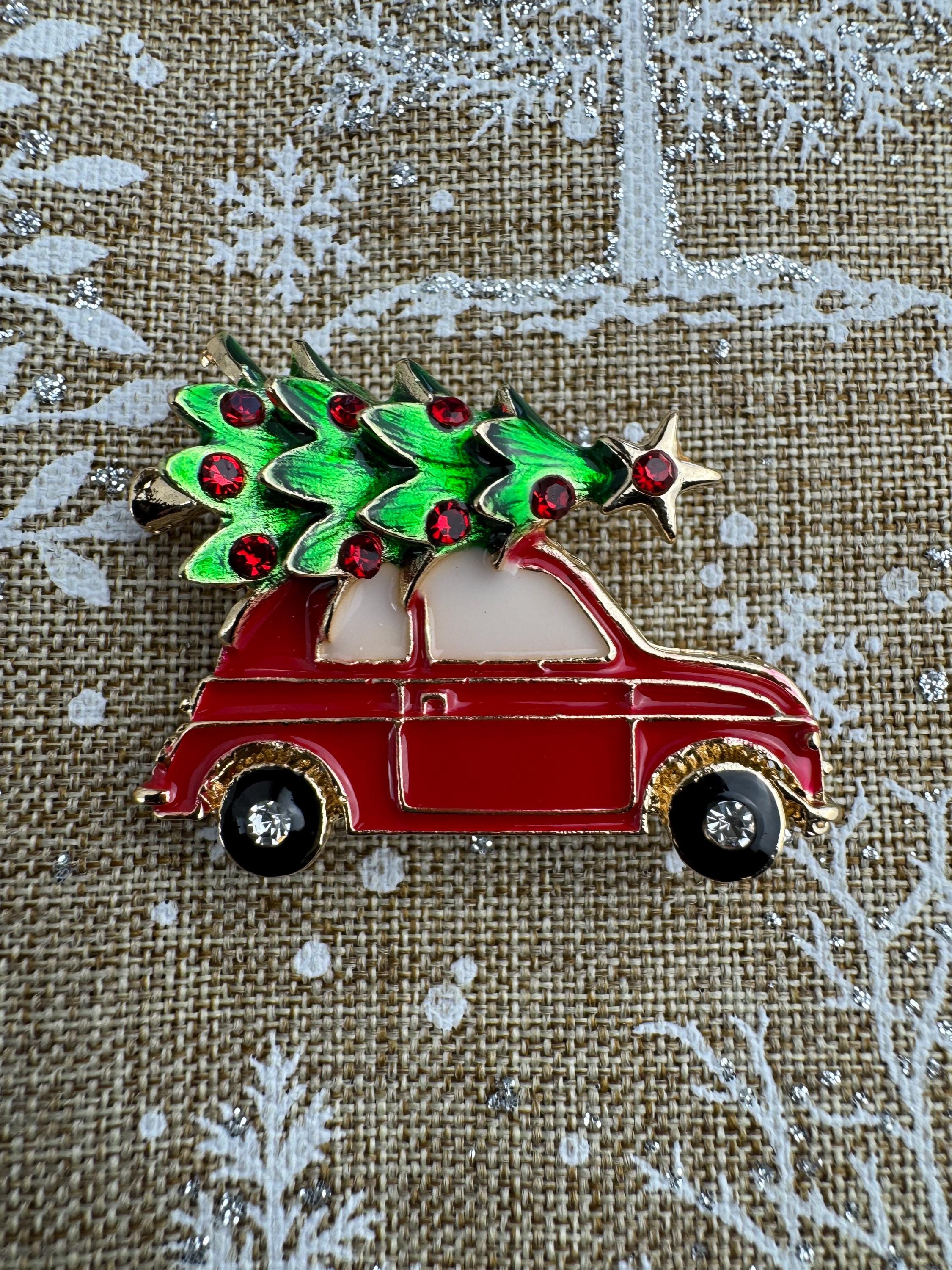 Spilla regalo di Natale, piccola spilla a forma di albero invernale, spilla smaltata con auto rossa, spilla con gioielli festivi, spilla per le vacanz
