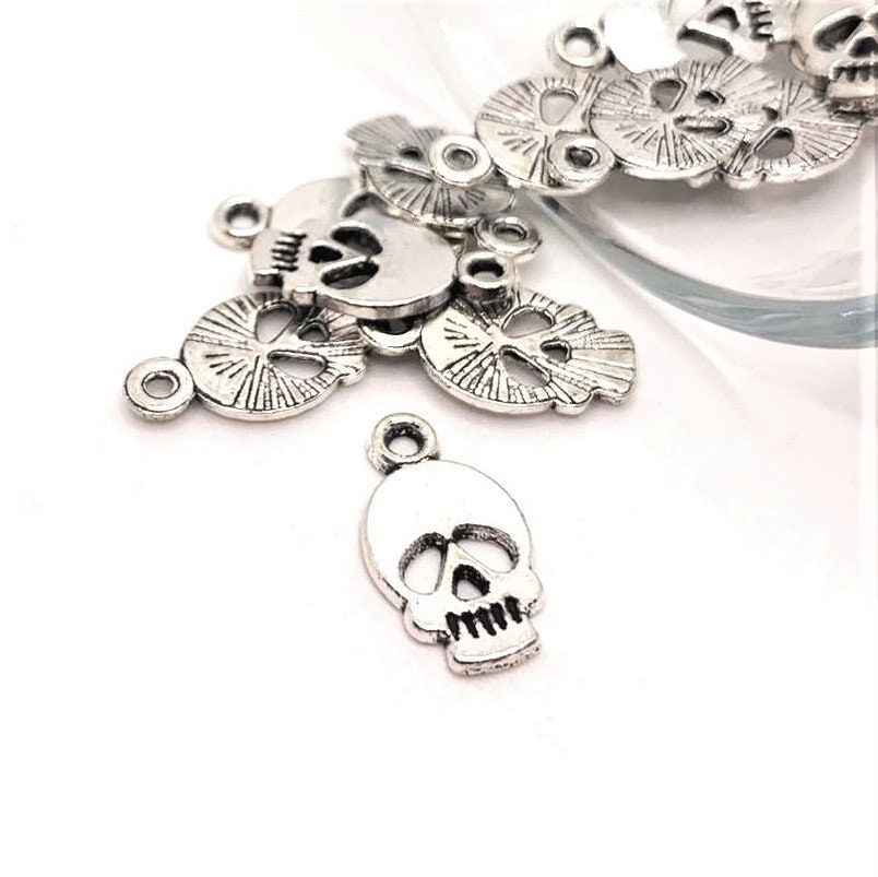 4, 20 o 50 piccoli ciondoli a forma di teschio in argento, ciondolo di Halloween, ciondolo a forma di scheletro, 14 x 8 mm / Spedizione immediata dagl