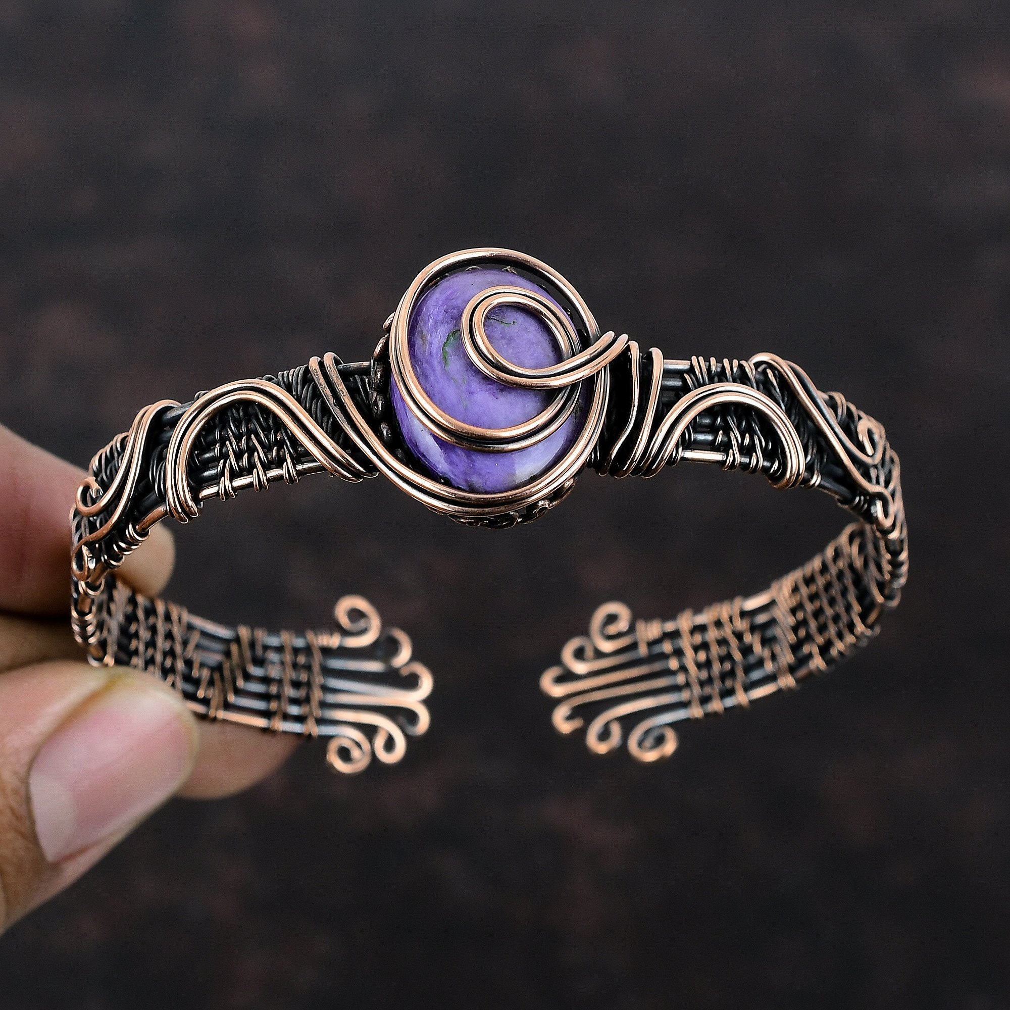 Bracciale rigido in charoite, bracciale rigido con pietre preziose, bracciale rigido avvolto in filo di rame, gioielli fatti a mano, bracciale rigido