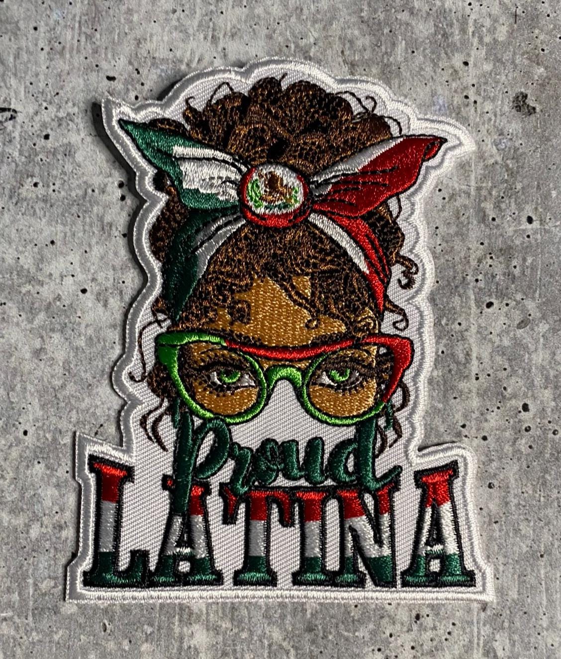 "Patch Party Club, (1 pz) Toppa termoadesiva \"Proud Latina\" - Toppa ricamata da 10 cm con design della bandiera messicana per giacche, borse e moda fai"
