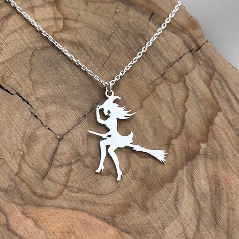 Collana con strega in argento sterling, ciondolo con strega volante e scopa, ciondolo con strega moderna, collana con strega unica