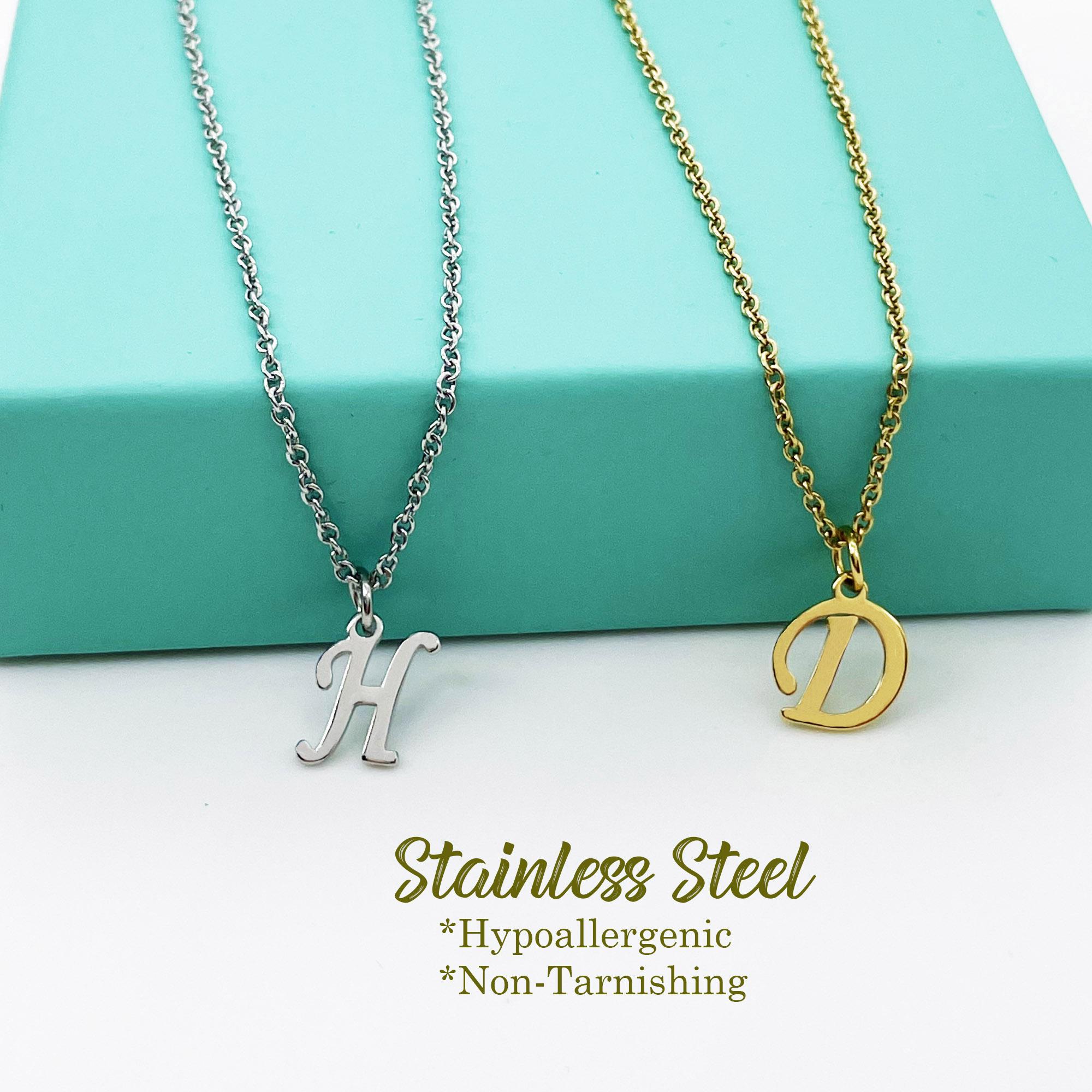 Delicata collana con iniziale, collana con lettera in acciaio inossidabile, piccola collana minimalista con lettera, gioiello con lettera iniziale, ci
