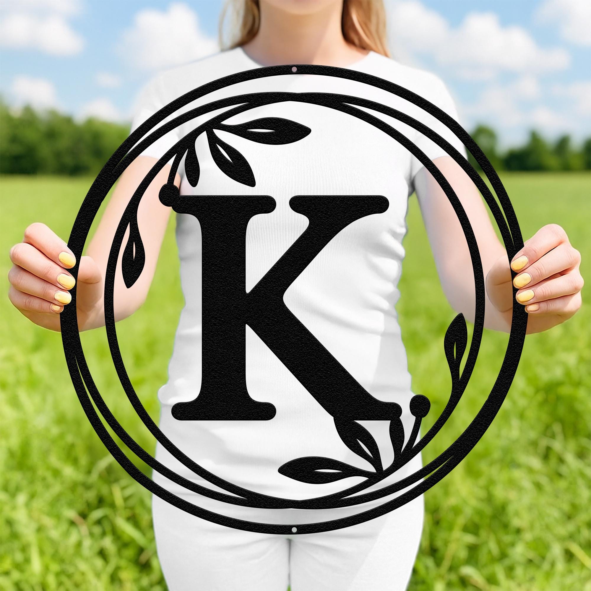 Insegna con ghirlanda monogramma in metallo, insegna con monogramma circolare e foglie, decorazione murale personalizzata, appendino per porta d'ingre
