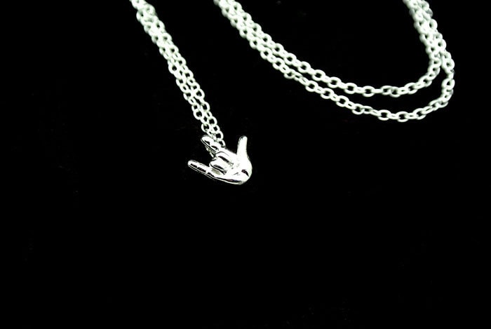 "Piccolo ciondolo con il segno della mano \"Ti amo\", collana in argento sterling, messaggio in lingua dei segni"