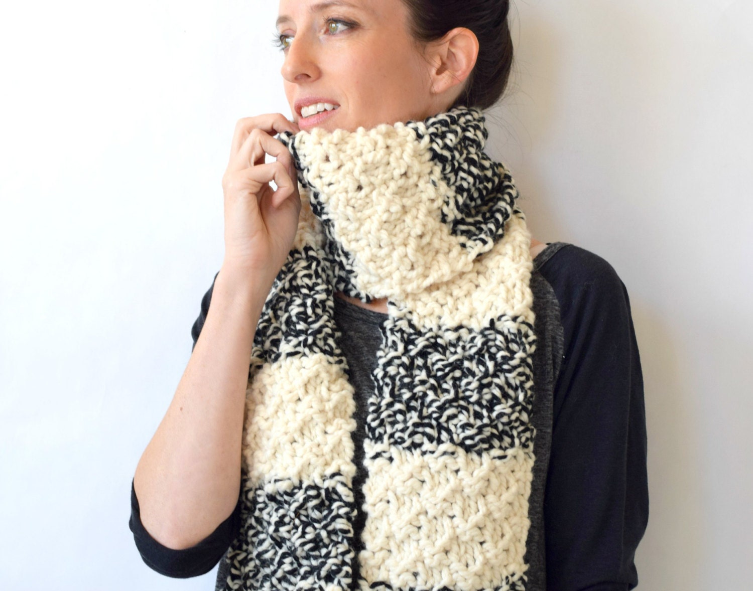 Modello di sciarpa lavorata a maglia facile, modello di sciarpa lavorata a maglia in bianco e nero, modello di sciarpa grosso, modello di sciarpa per