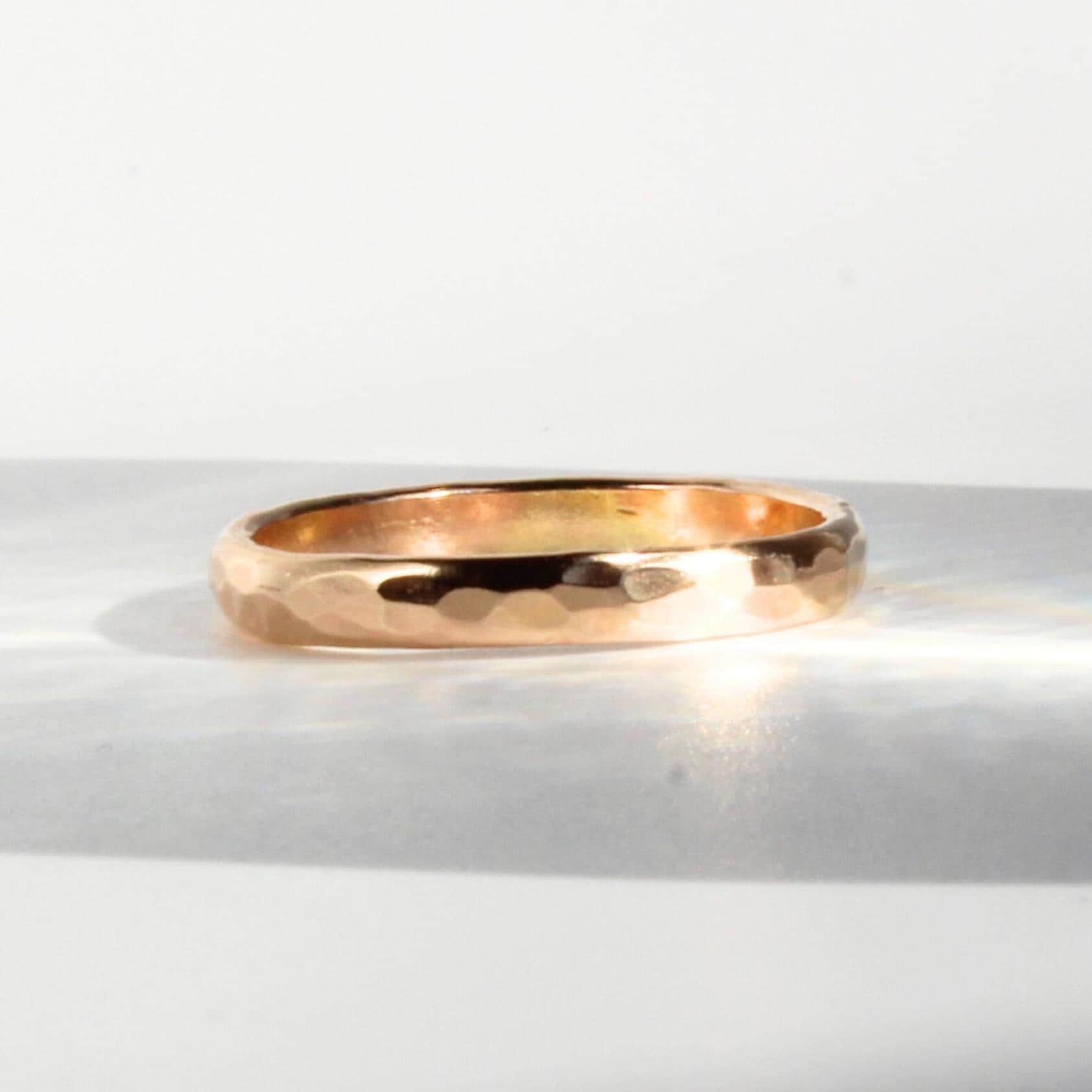 Anello a fascia martellato, anello in oro spesso, fascia impilabile, anelli in oro martellato, anello in argento martellato, anello a fascia spessa, a