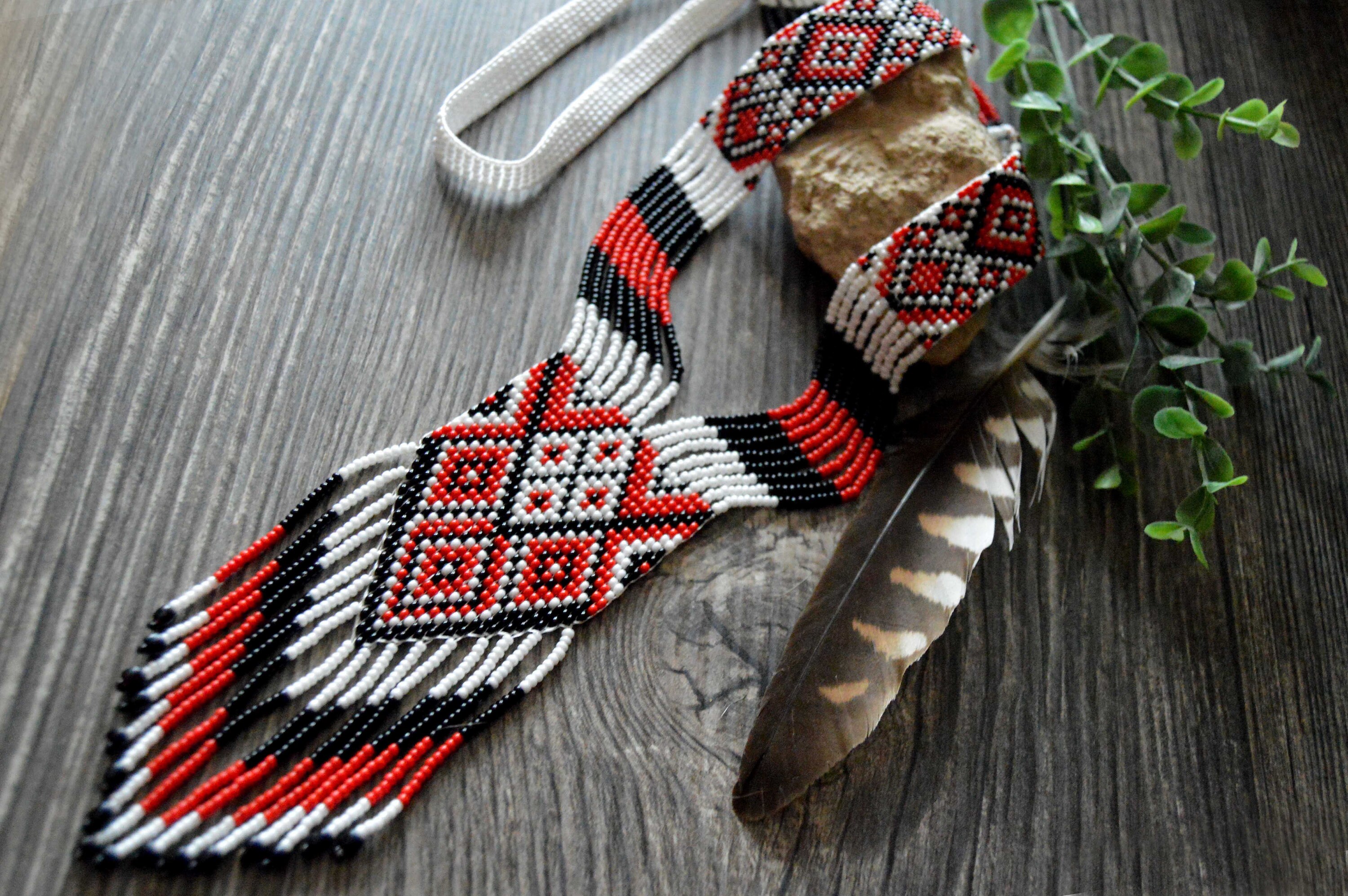 Collana lunga di perline, Collana di perline di semi, Collana nera rossa bianca, Collana Boho, Regalo per lei, Collana geometrica, Gioielli Boho