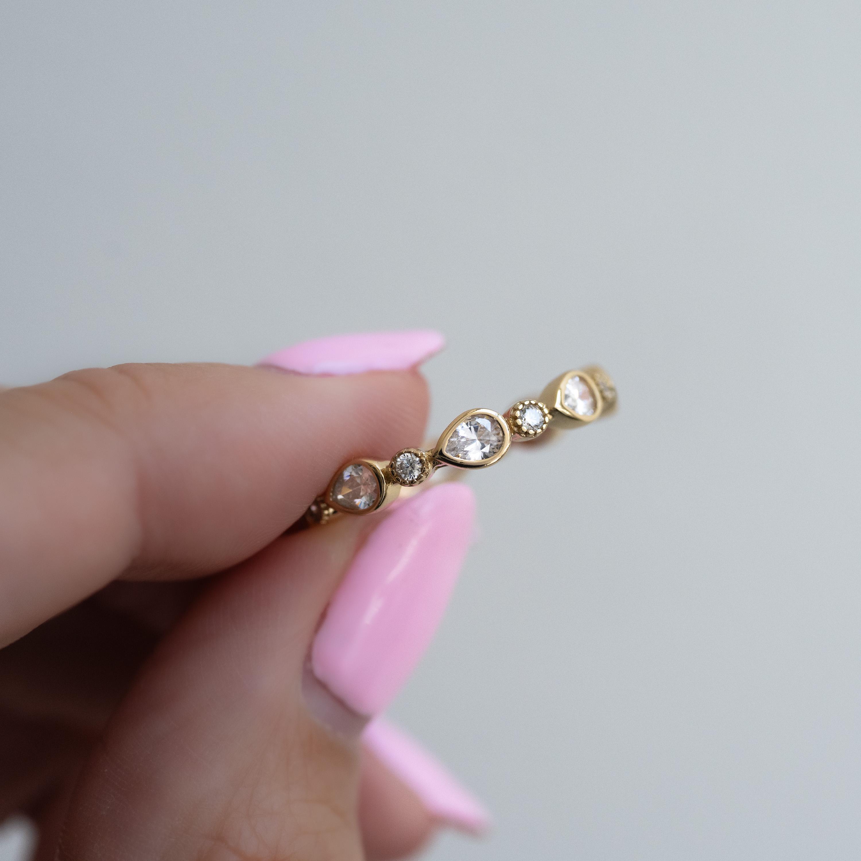 Anello dell'eternità, anello impilabile, anello di diamanti, anello d'oro, anello delicato, anello d'argento, anello minimalista, anello con castone,