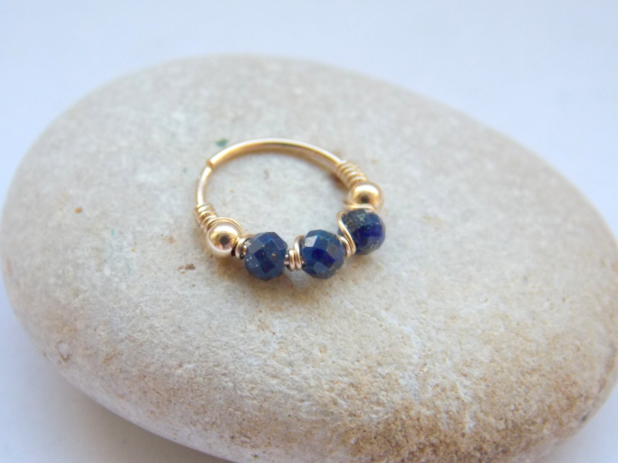 Piercing al naso con lapislazzuli blu naturale - piercing con pietra preziosa - piercing al naso con perline - piercing al naso riempito d'oro - cerch