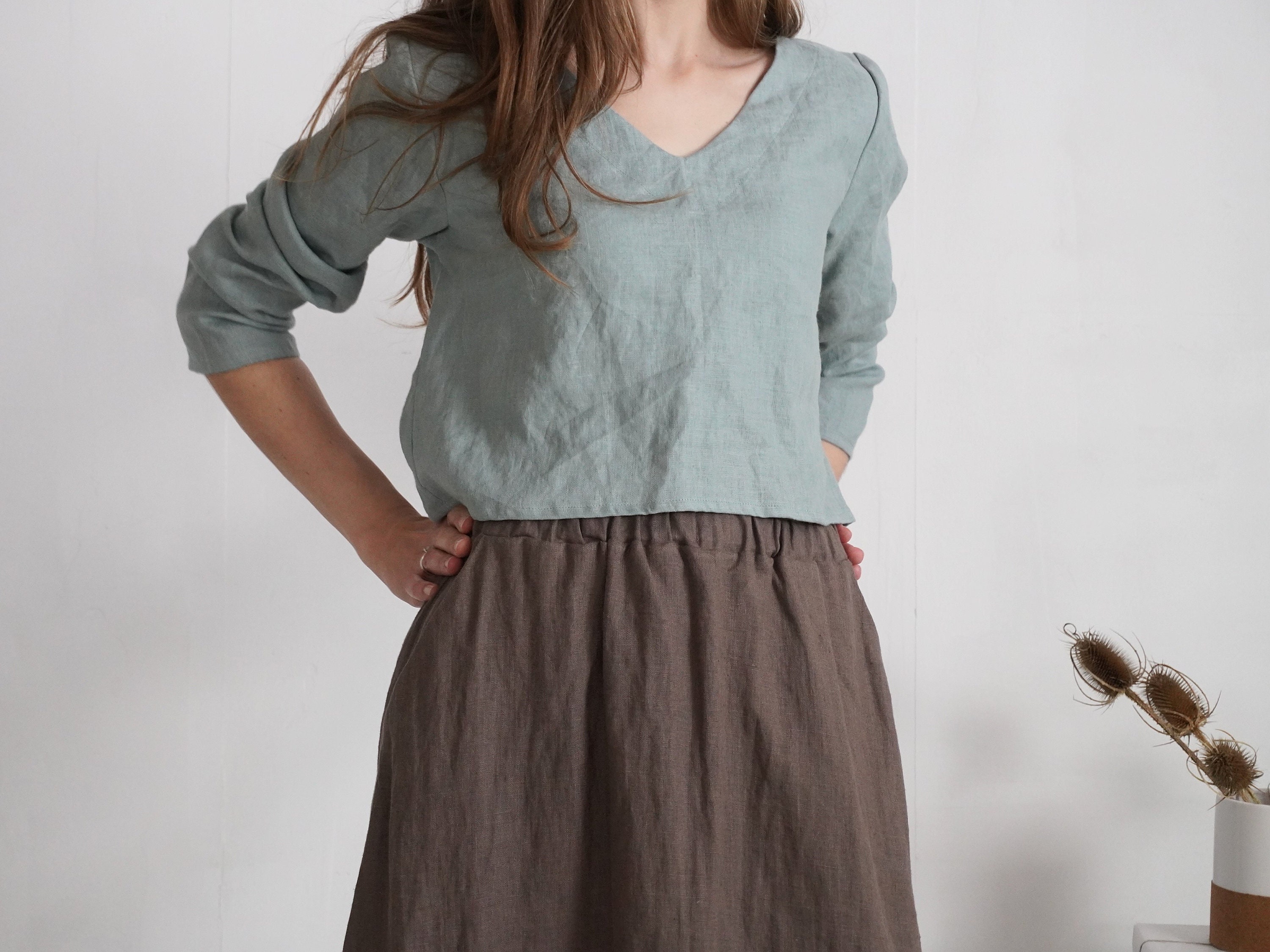 Top corto in lino con scollo a V. Top corto in lino a maniche lunghe. Camicetta in lino a maniche lunghe. Camicia in lino con scollo a V. Camicetta in