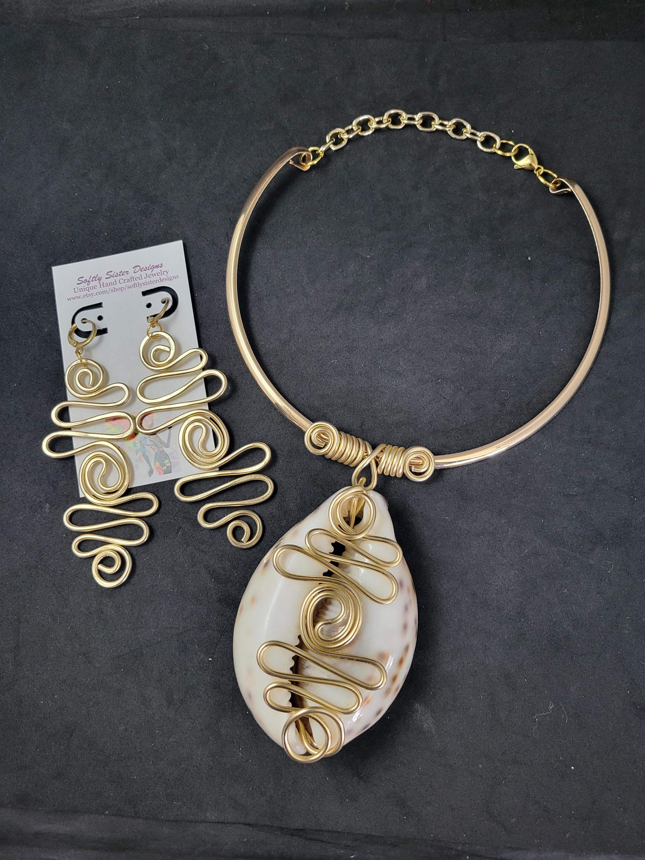 Set di collana e orecchini in conchiglia di ciprea, collana, conchiglia di ciprea, collana di conchiglie, gioielli vistosi, gioielli in filo metallico