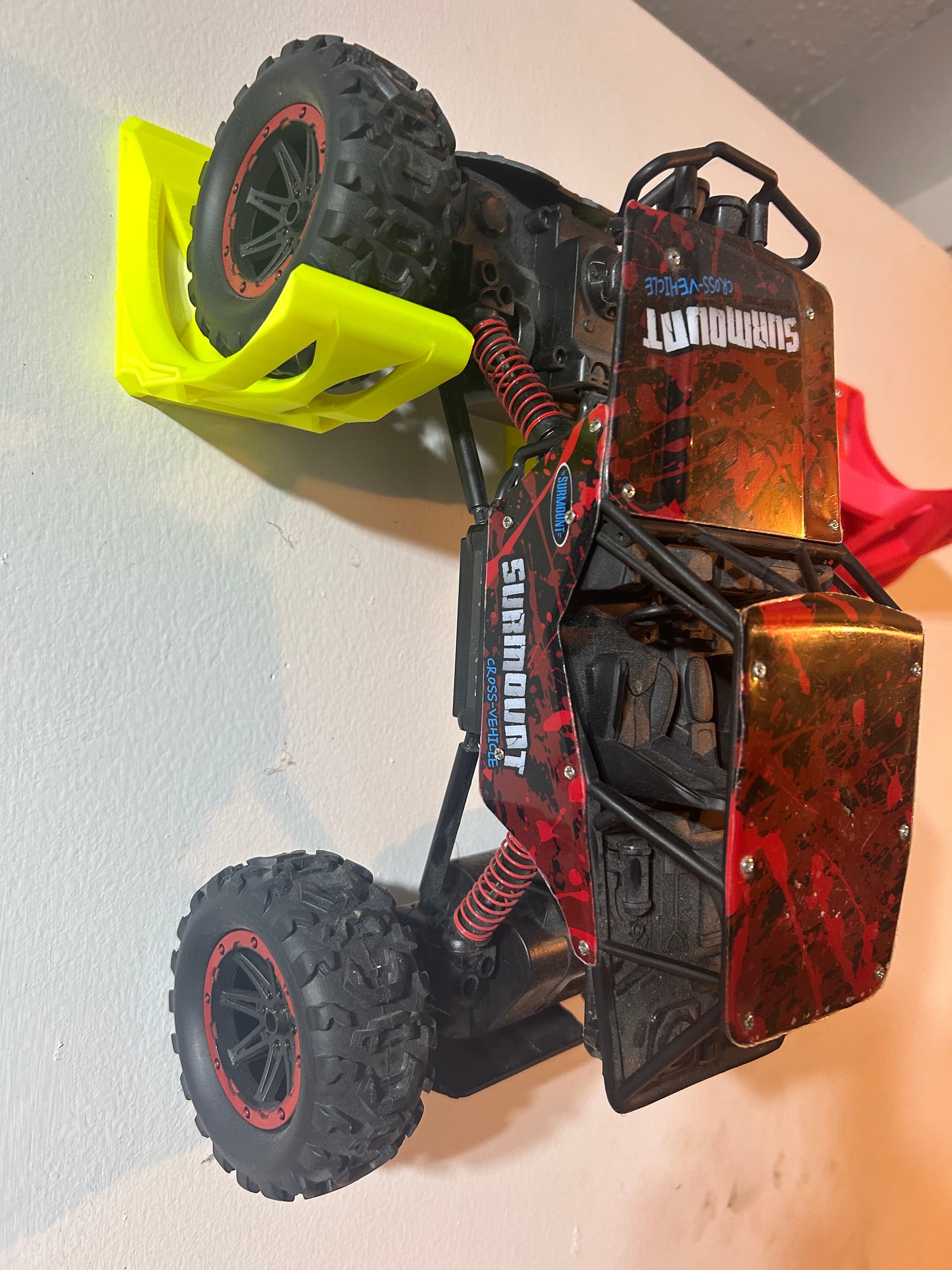 "Supporto da parete per auto RC: scala 1/5 e 1/8, pneumatici fino a 7\""