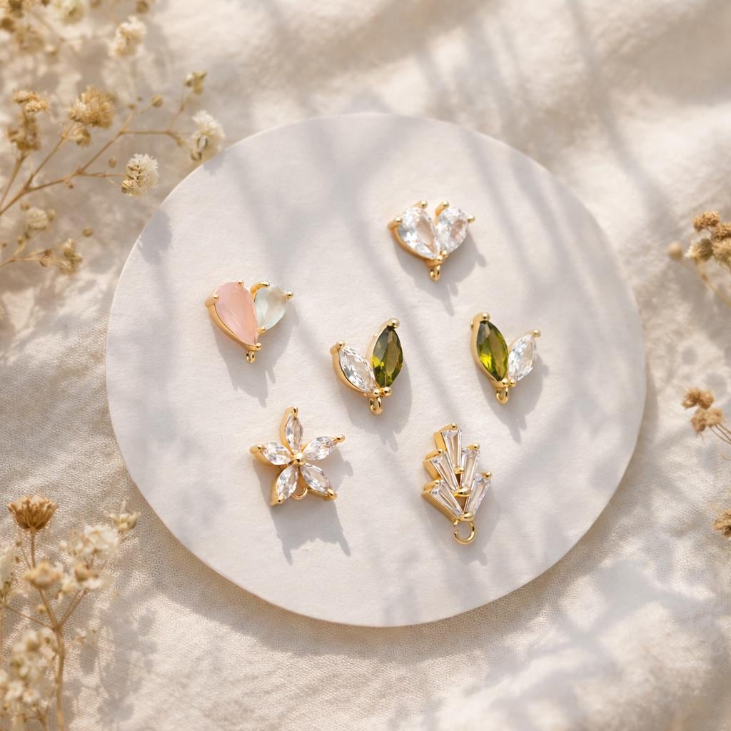 4 orecchini a forma di cuore con fiore in pavé di zirconi cubici e passante, orecchini a bottone in ottone placcato oro, orecchini delicati, forniture
