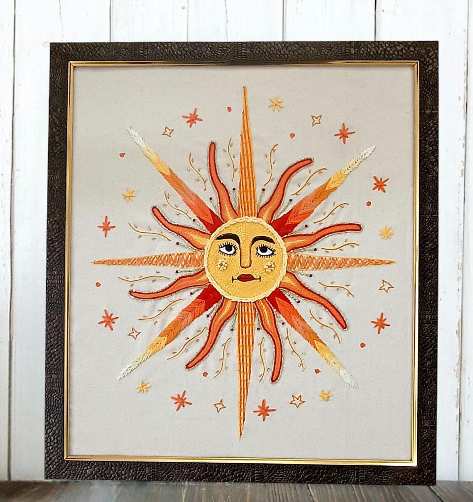 Arazzo da parete ricamato a mano raffigurante il Dio Sole in stile Mid-Century, arazzo boho con cornice, decorazione murale a tema Sole, Yoga e Celest