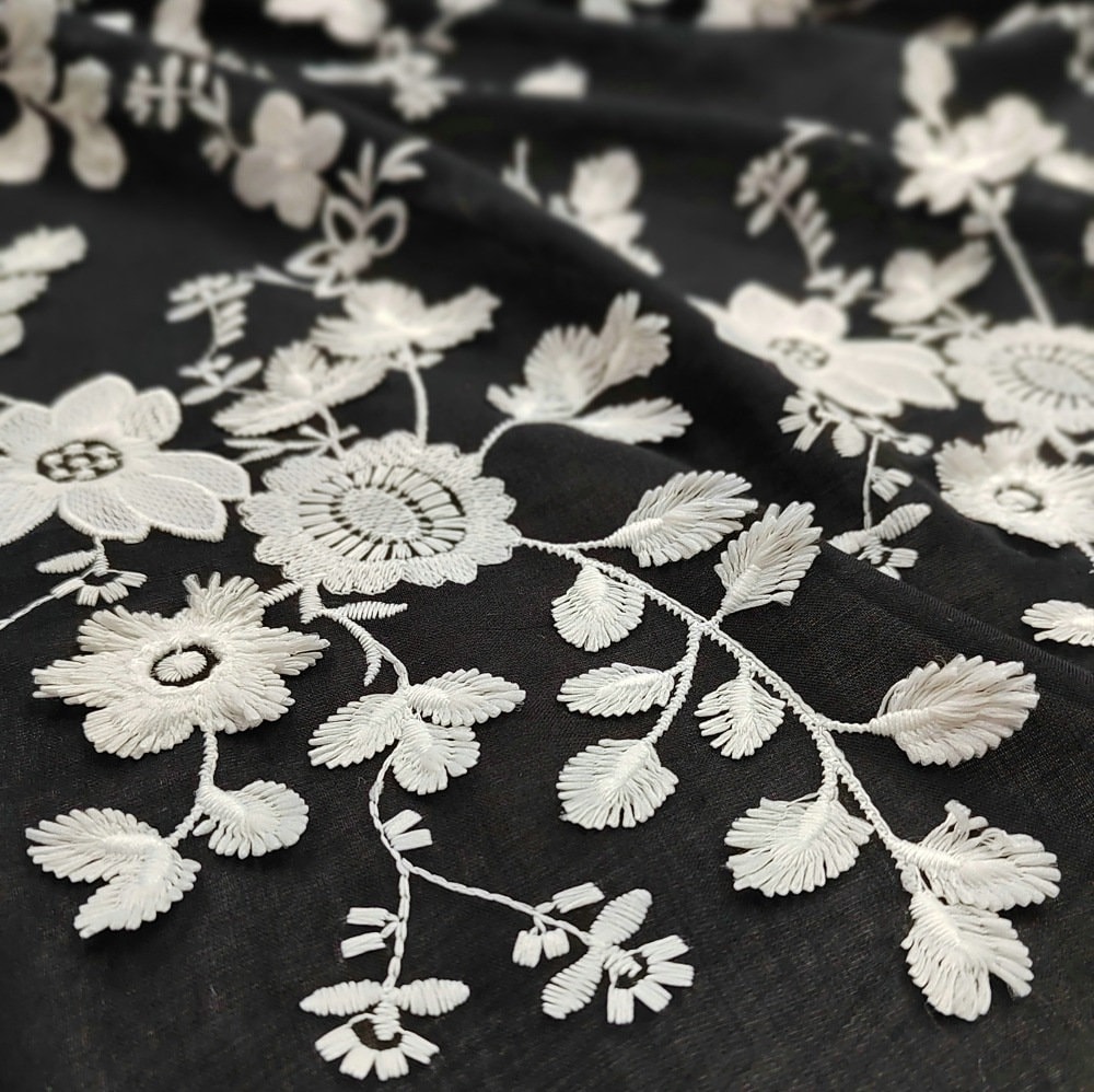 Tessuto di cotone a fiori, tessuto nero, tessuto a fiori, tessuto di cotone, tessuto a fiori ricamato, tessuto morbido, tessuto per abiti, tessuto da