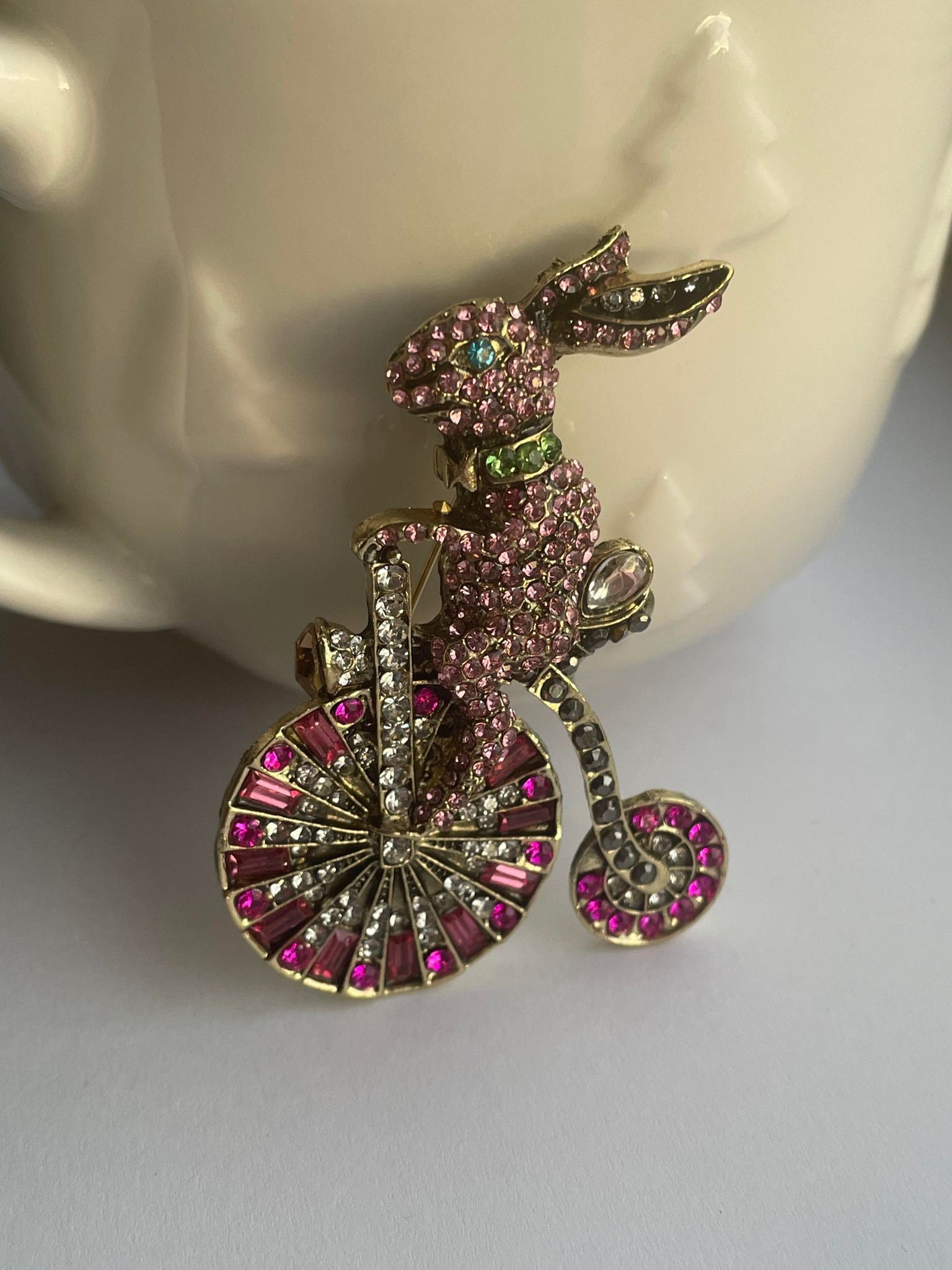 Spilla con strass a forma di coniglio in bicicletta, spilla a forma di coniglio, spilla a forma di bicicletta, spille a forma di animali, spilla pasqu