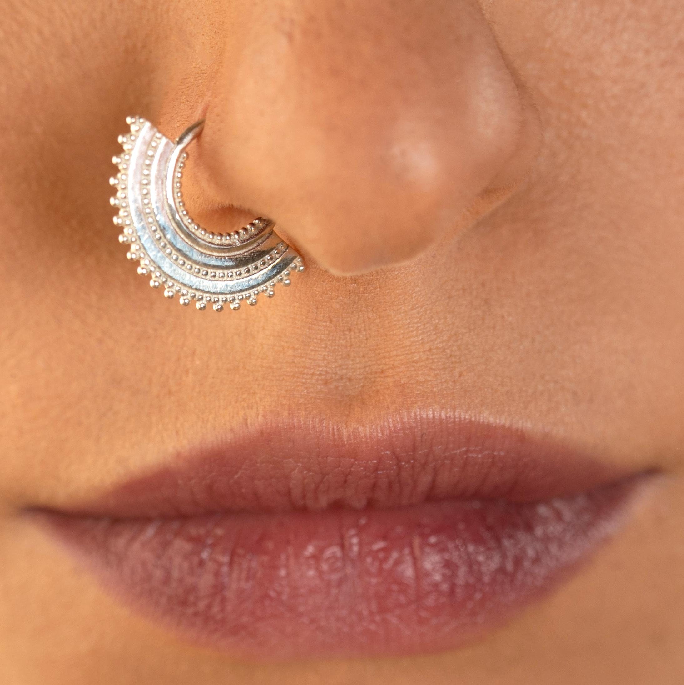 Piercing al naso, piercing al naso a ventaglio, piercing al naso in argento, piercing al naso indiano, piercing al naso tribale, piercing al naso unic