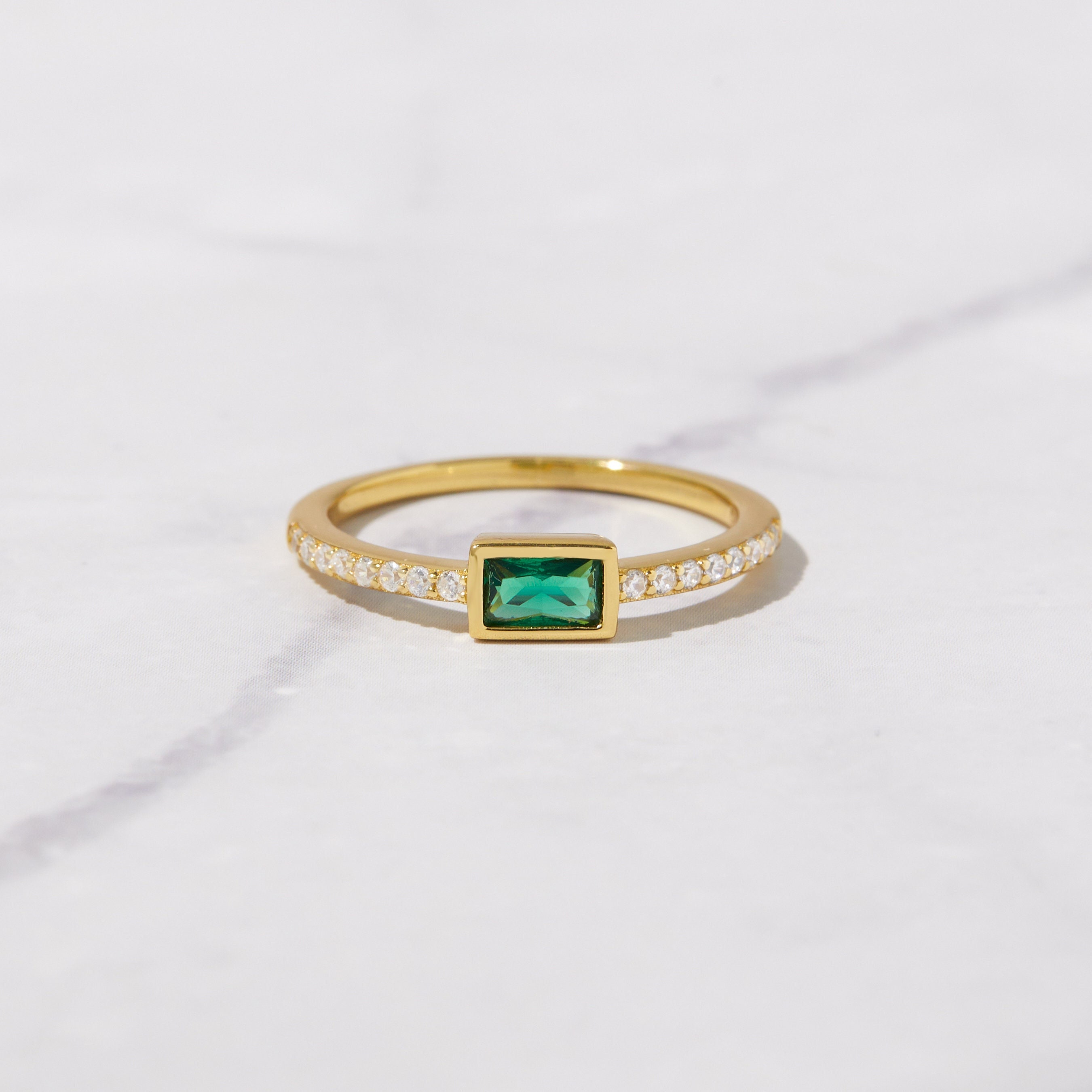 Anello semplice e delicato con smeraldi, anello baguette, anello minimalista in oro, anello semplice con diamanti, anello in argento sterling, anello