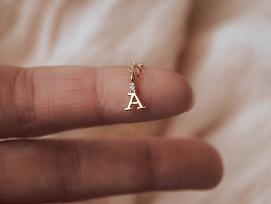 Collana con iniziale, collana con lettera minuscola, collana con monogramma, delicata collana in oro, collana delicata, collana in oro, collana person