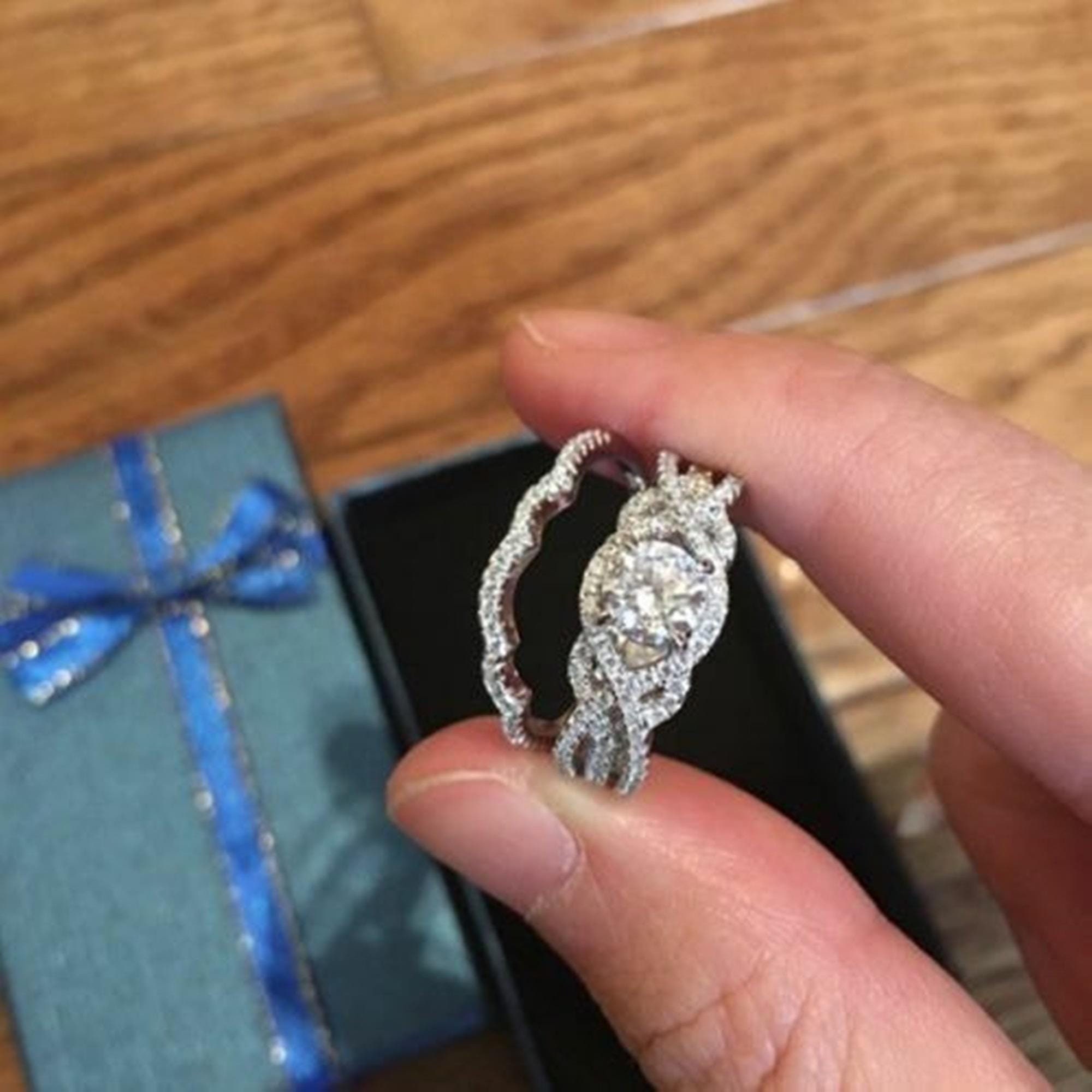 Set di anelli unici impilabili da 2 pezzi, set di anelli da donna in argento o oro, set di anelli da sposa con diamanti moissanite rotondi, set di ane