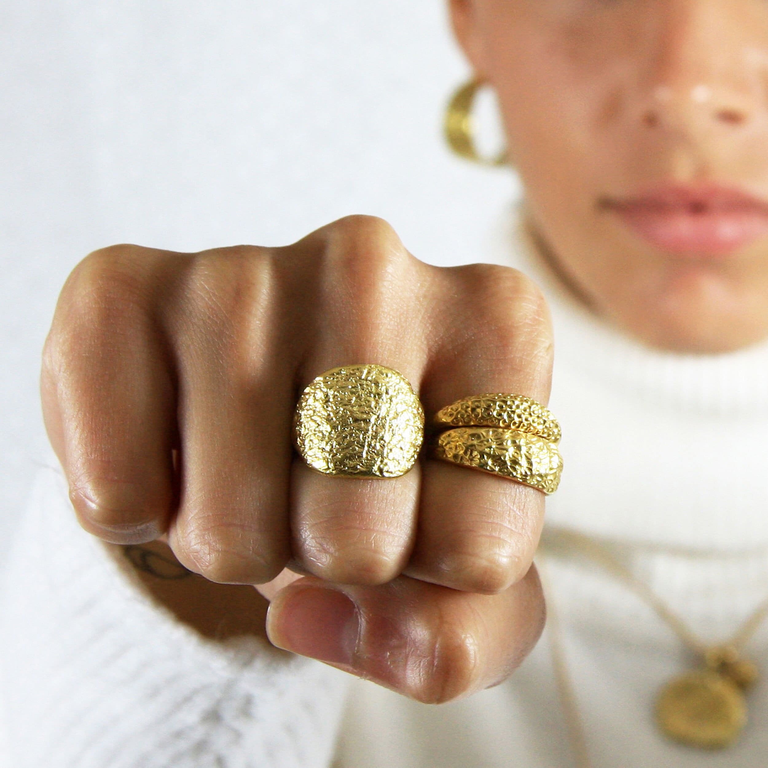 Anello in oro testurizzato Anello da cocktail minimalista Anello in oro massiccio Anello importante Anello in oro semplice Anello in oro unico Anello