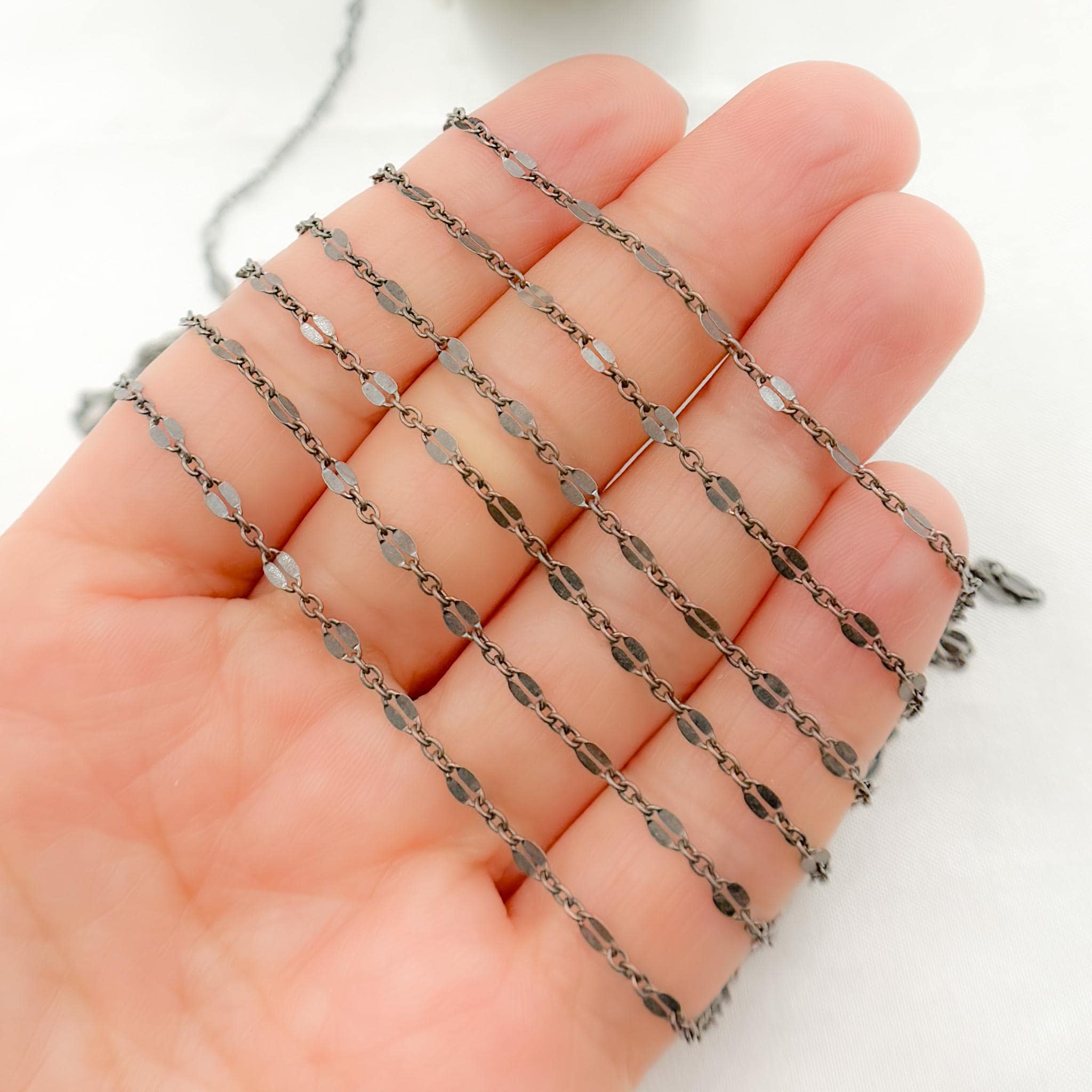 Catena Marina Link in argento sterling 925 ossidato, 4 x 2 mm. Venduta al metro. Catena Marina piatta ossidata. Catena con paillettes in argento ossid