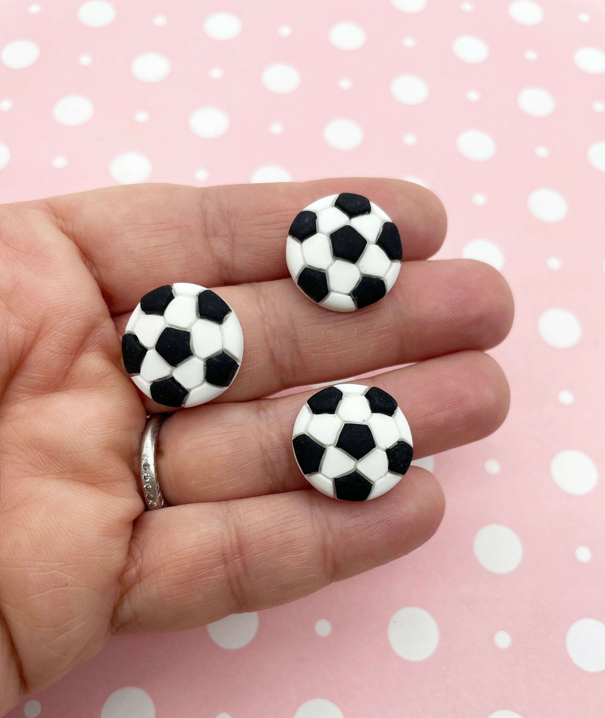 Sei cabochon in resina a forma di pallone da calcio con retro piatto, Cabochon a forma di pallone da calcio con retro piatto 167b