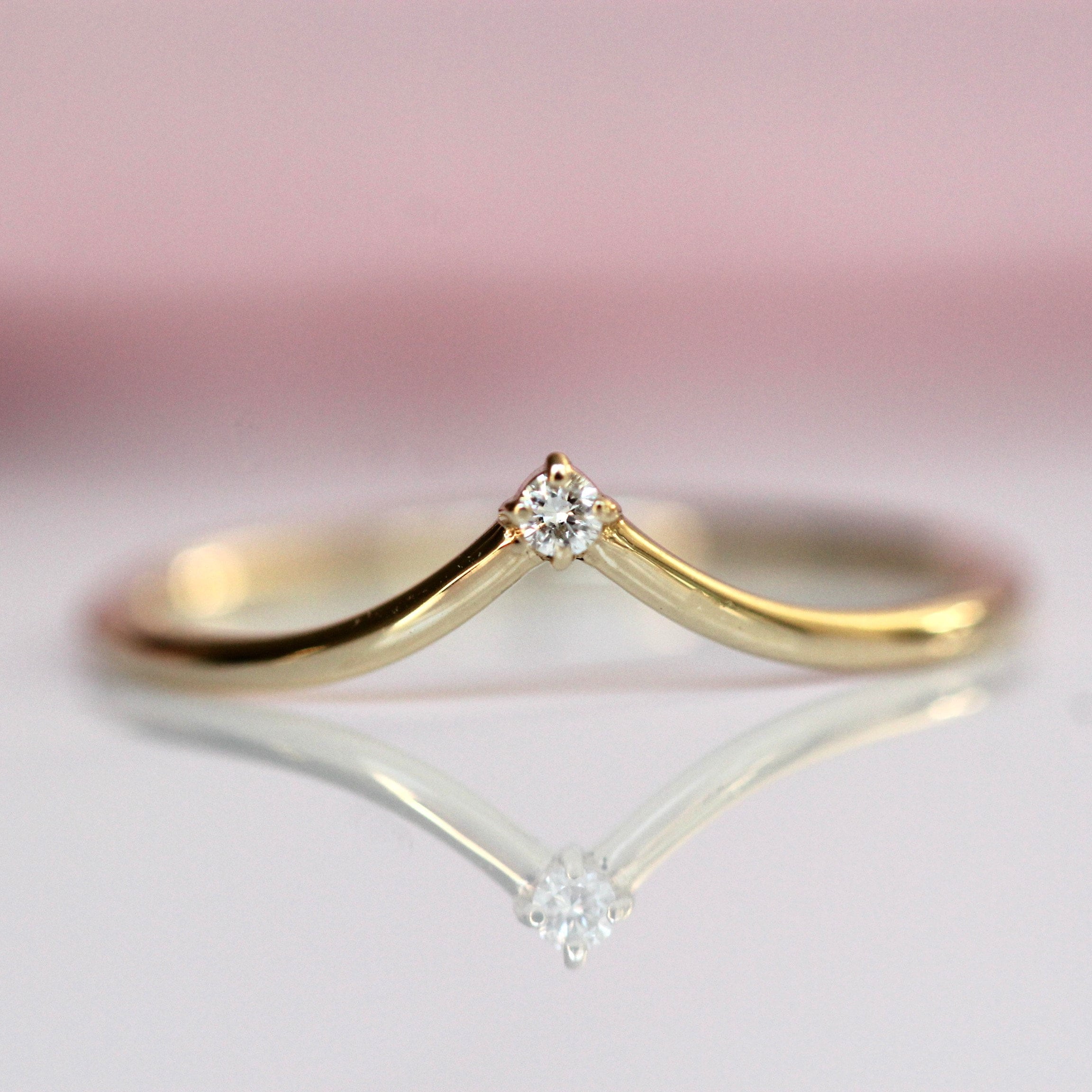 "Anello \"Swoop\" in oro 14 carati, anello con diamanti, anello a chevron con diamanti, anello a V, anello curvo con diamanti, anello impilabile in oro 1"