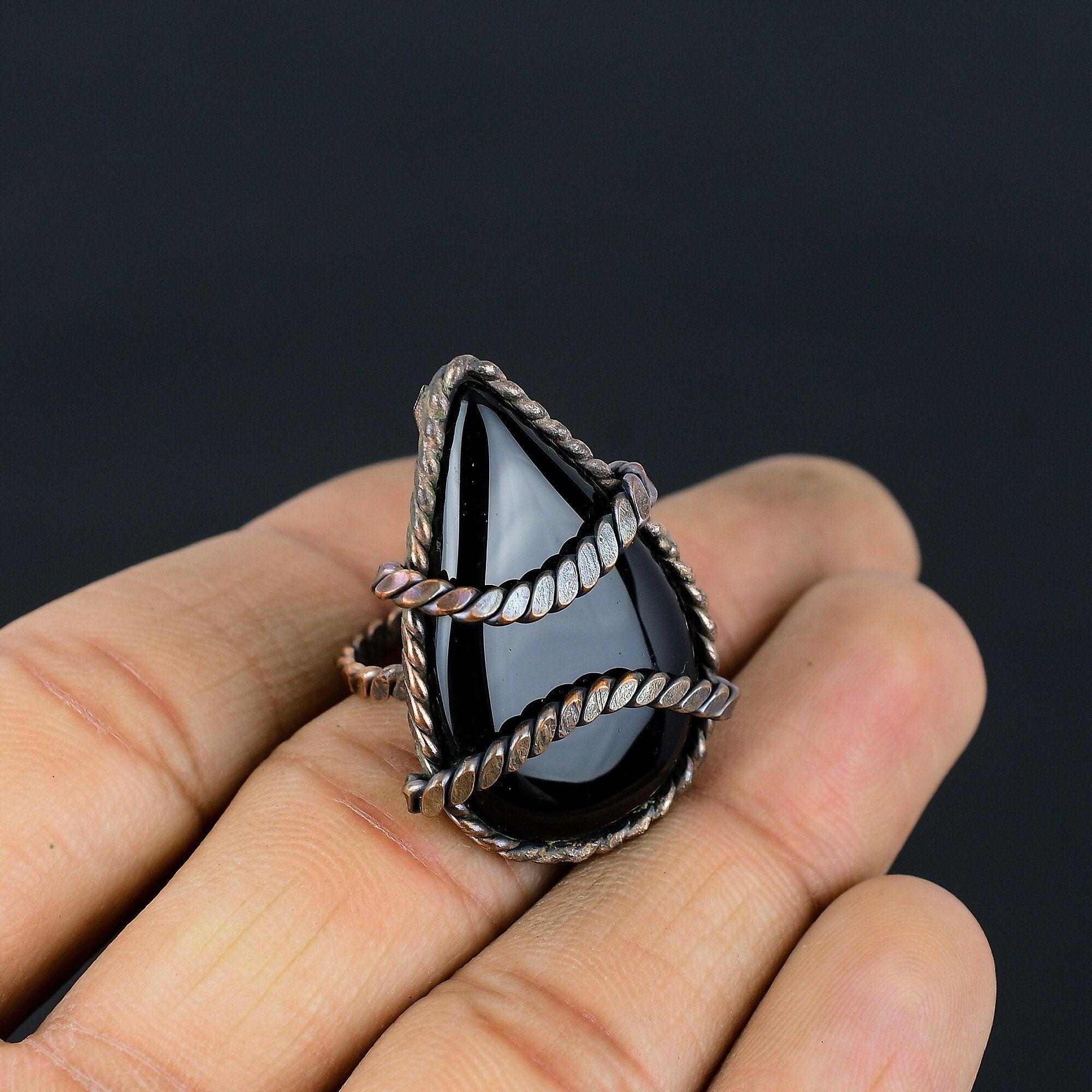 Anello in onice nero, anello avvolto in filo di rame, anello in rame, anello con pietra preziosa in onice nero, gioielli in rame fatti a mano, anello