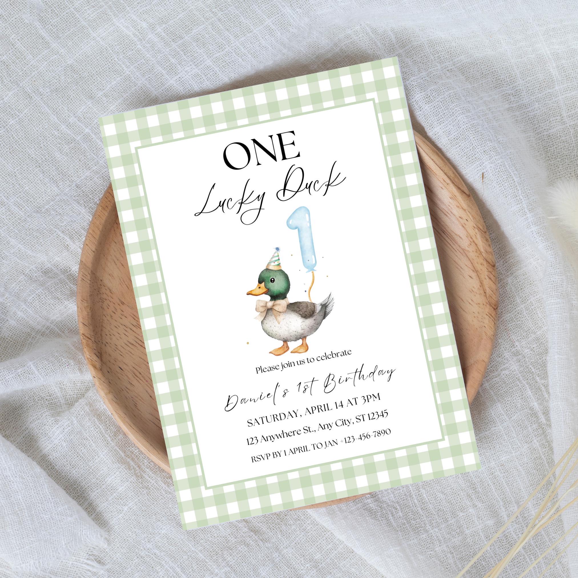 "Modello di invito di compleanno \"One Lucky Duck\" modificabile Invito di compleanno \"One Lucky Duck\" Tema anatra per il primo compleanno Invito di comp"