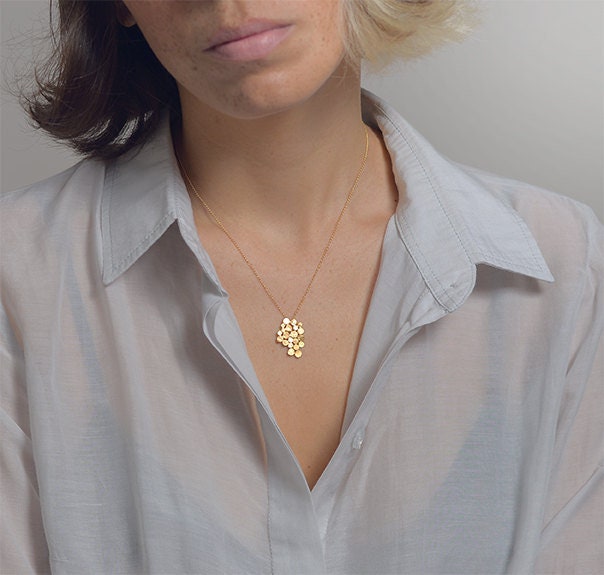 Collana con ciondolo in oro, collana con ciondolo unico, collana minimalista in oro, collana delicata, gioielli minimalisti, collana a grappolo