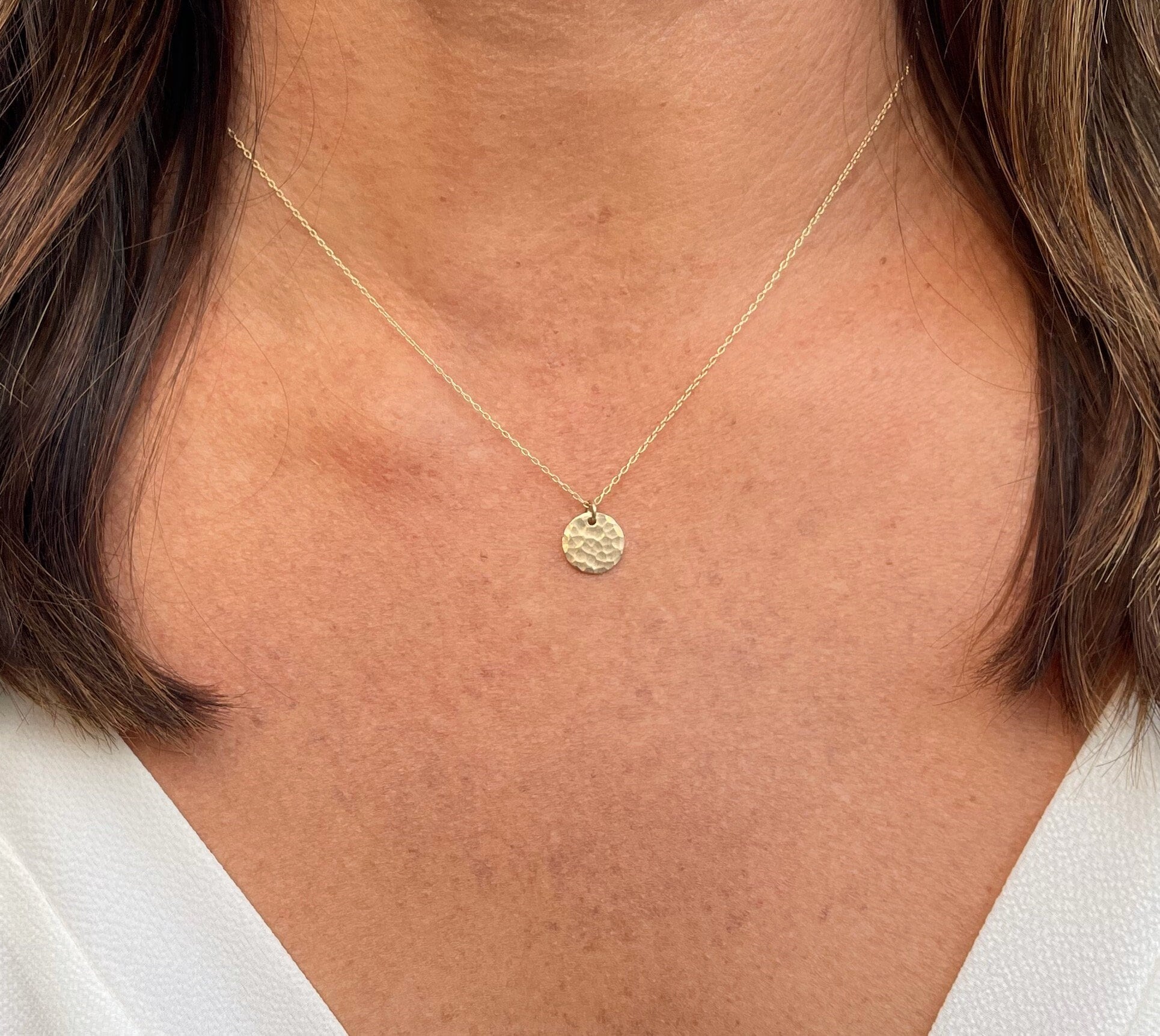 Collana con piccolo disco d'oro, oro riempito 14k, cerchio martellato, collana a strati, moneta, oro, cerchio, disco, collana con disco d'oro, delicat