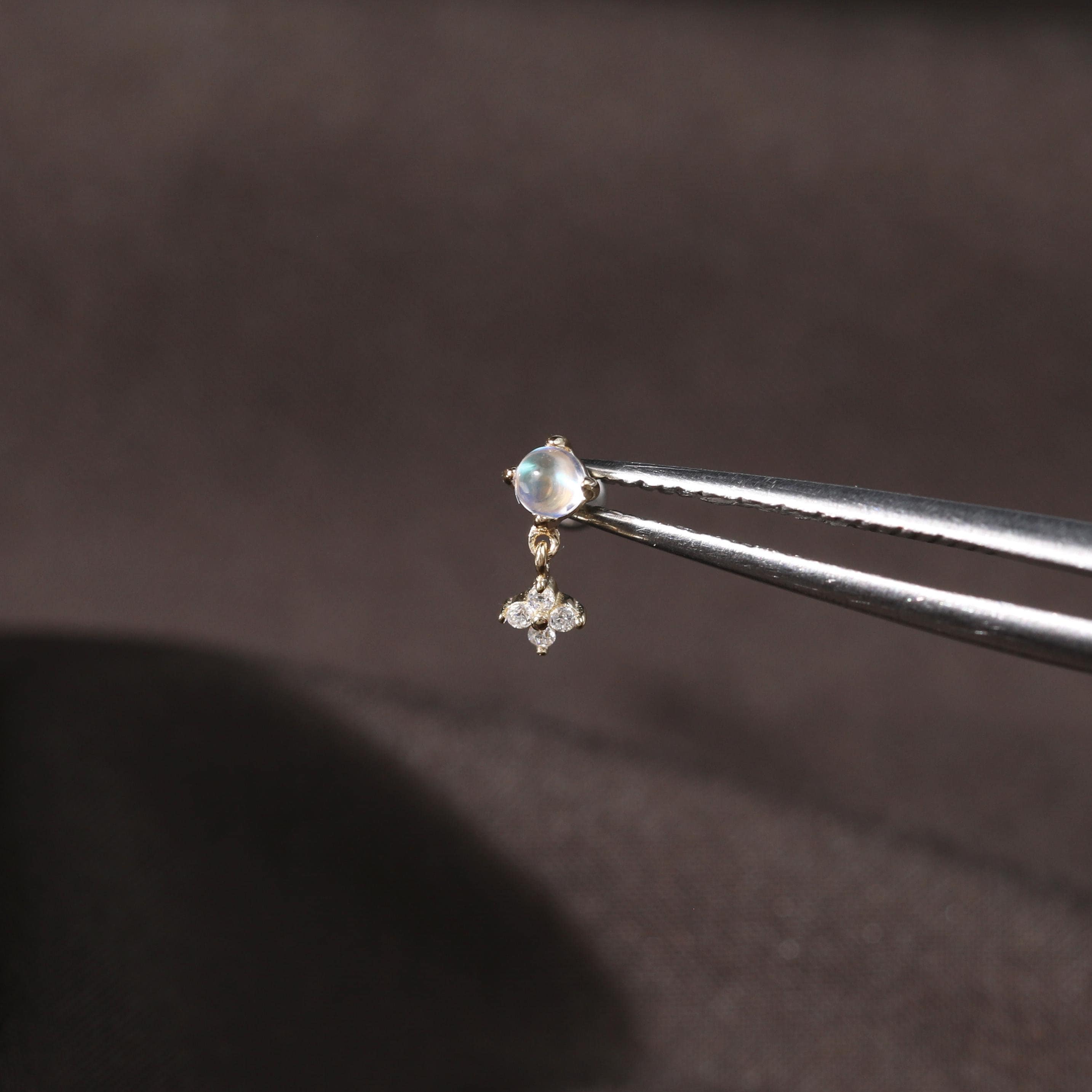 Orecchino in pietra di luna in oro massiccio 14 carati/Piercing pendente in moissanite/Perno a goccia per cartilagine/Perno a pressione senza filetto/
