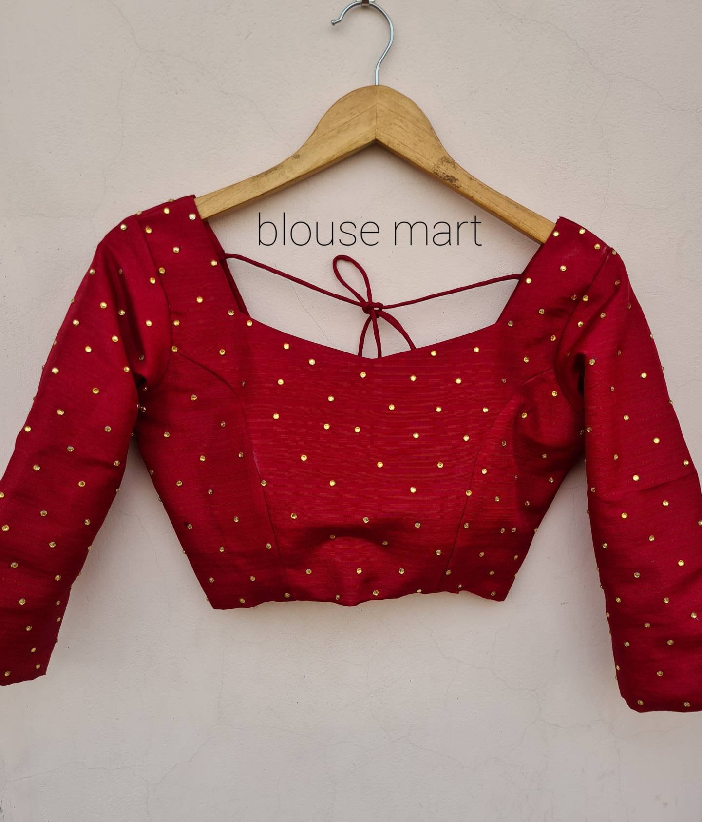 Camicetta rossa Mahroon con scollo a V, camicetta di stilista indiano, camicetta con maniche imbottite e tassel Dori, camicetta Saree, camicetta Sari,