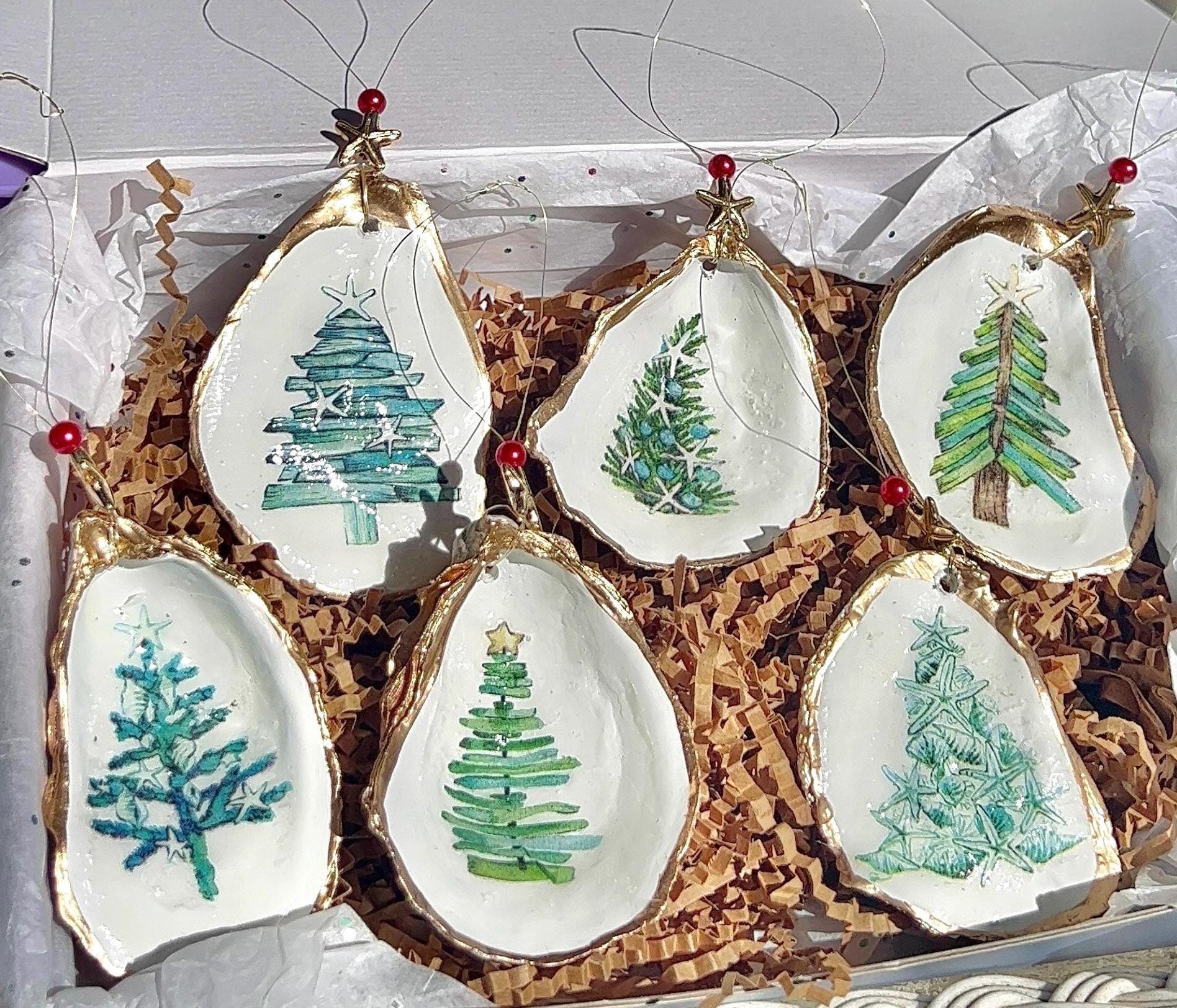 Decorazione natalizia a forma di ostrica per albero di Natale costiero. Decorazione natalizia a forma di conchiglia decoupage. Decorazione natalizia a