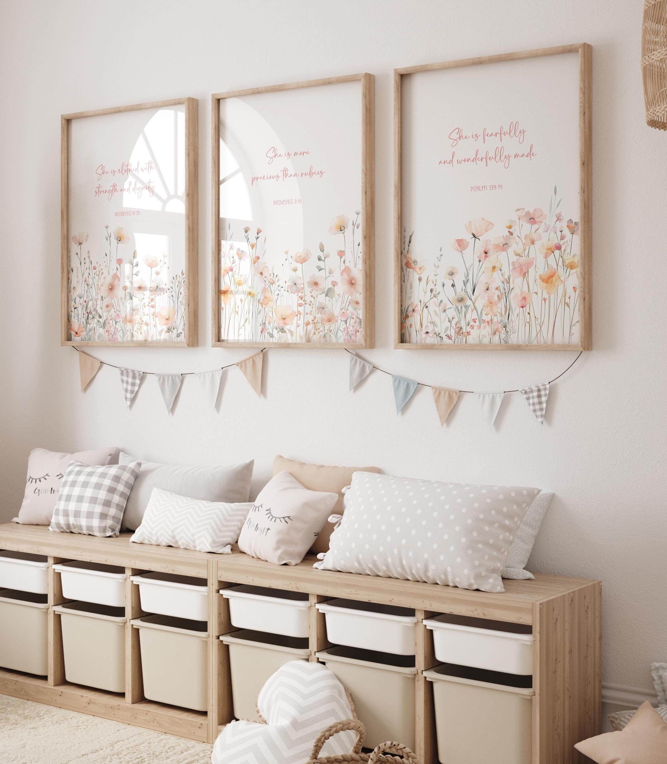 Set di 3 stampe per la cameretta cristiana con fiori di campo, arte murale per la cameretta delle bambine, versetti della Scrittura con fiori pastello