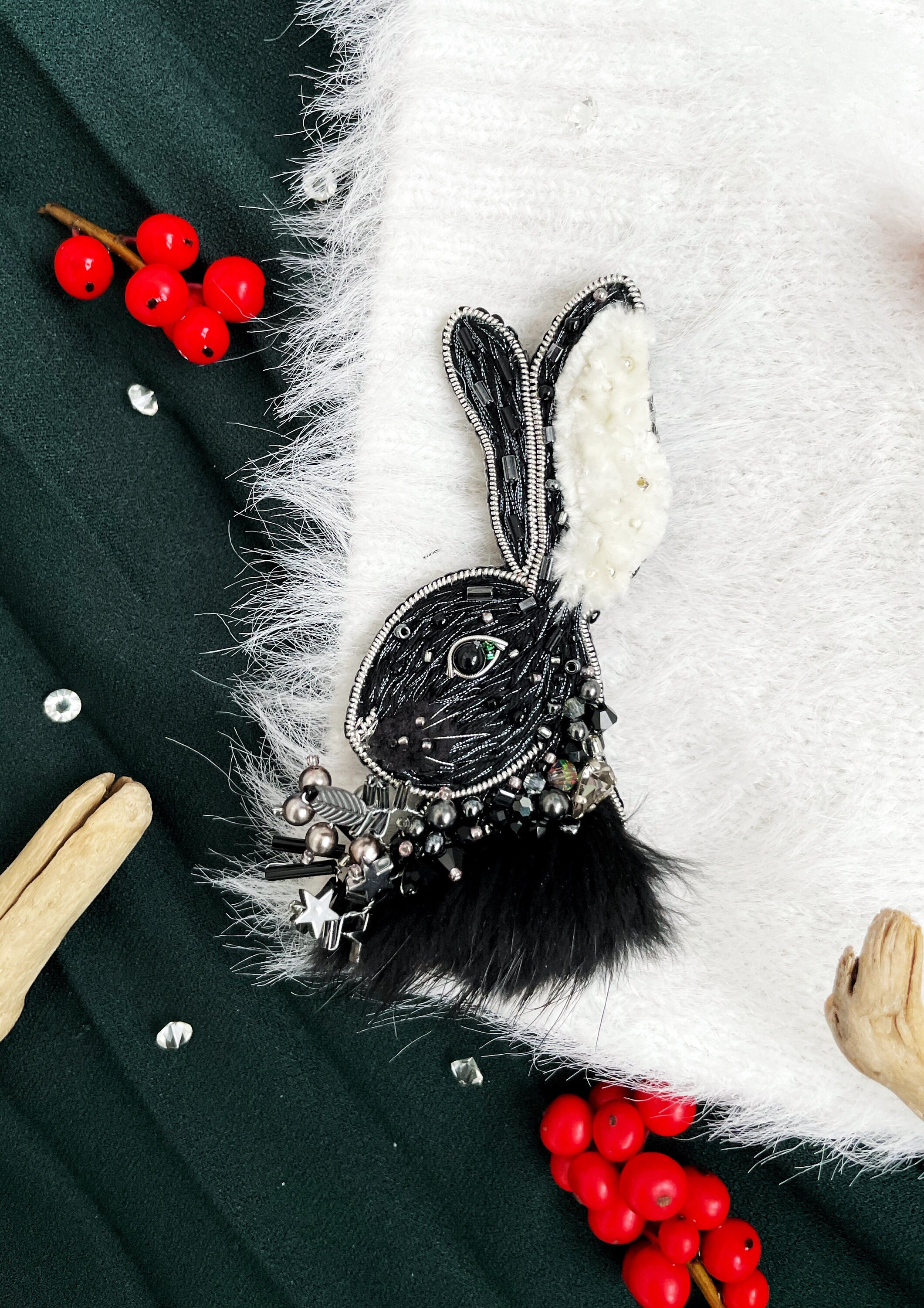 Spilla a forma di coniglio, spilla a forma di coniglio, coniglio ricamato, spilla con perline, coniglio con perline, regalo per gli amanti dei conigli