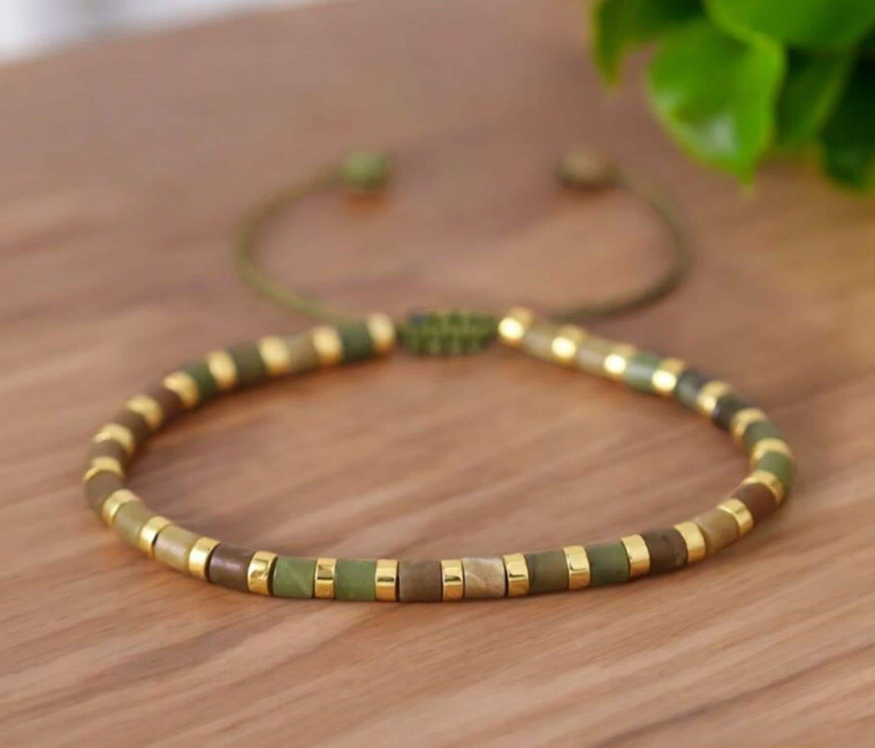 Braccialetto delicato con perline di giada verde 4×4 mm Braccialetto con perline di pietra naturale Braccialetto minimalista tibetano Braccialetto boh