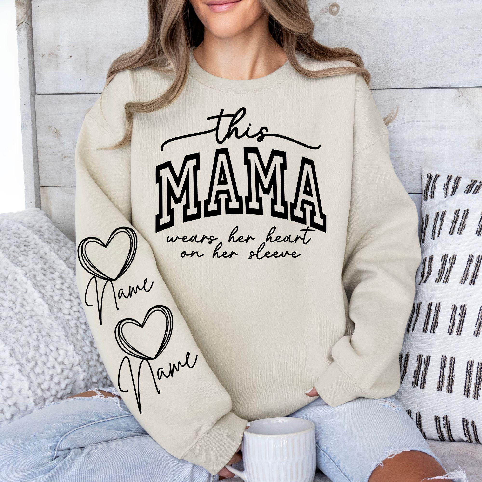 Questa mamma indossa il suo cuore sulla manica SVG, file PNG, felpa con cappuccio per la mamma SVG, San Valentino per la mamma SVG, maternità SVG, mam